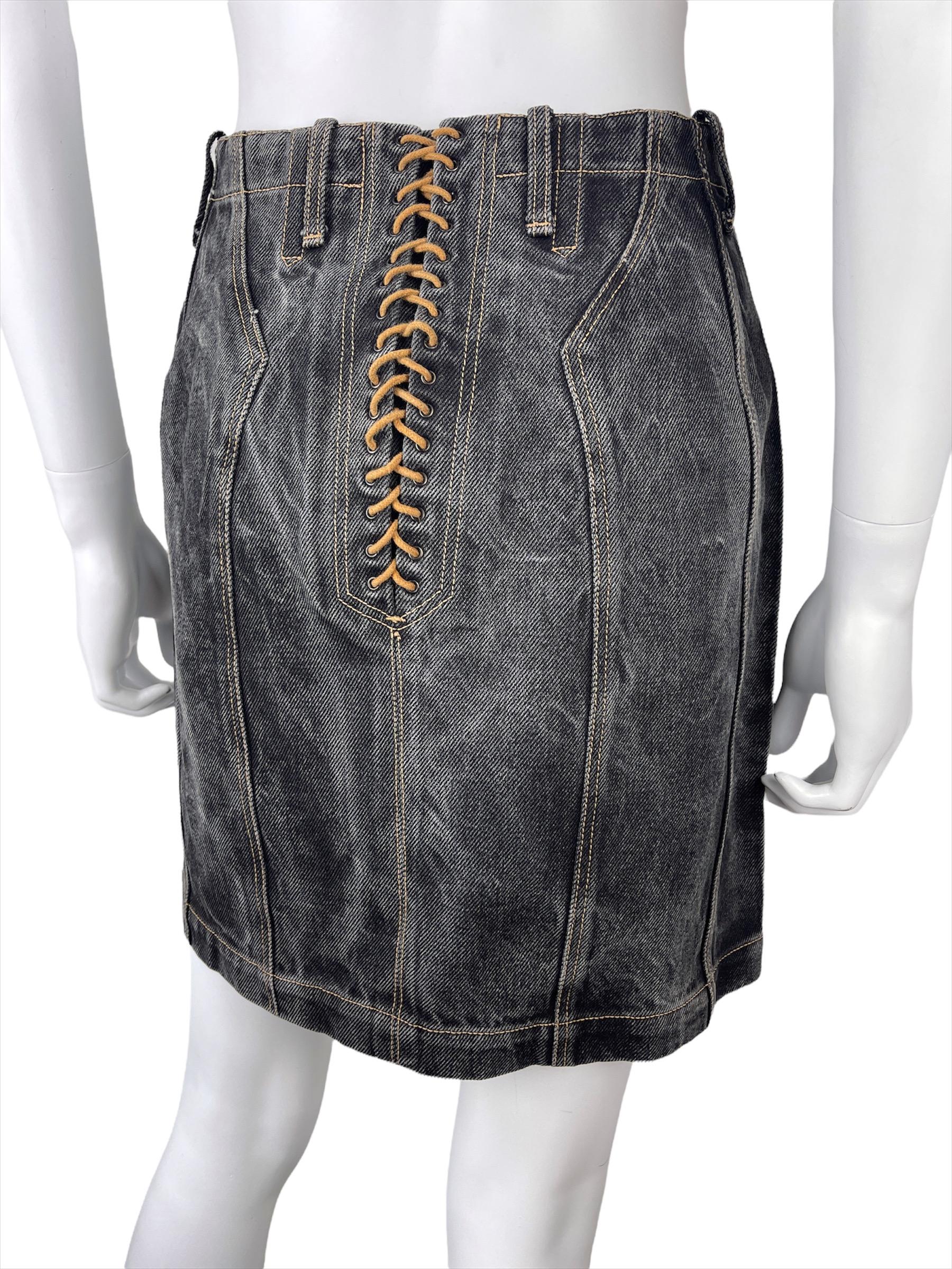 ALAÏA, Made in France, Spring-Summer 1991.
Denim over-the-knee washed-up skirt with a lace-up back.

Tag size is a vintage french 42, I would recommend it for a Small size.
Please refers to measurements bellow, taken flat and unstretched :
Waist :