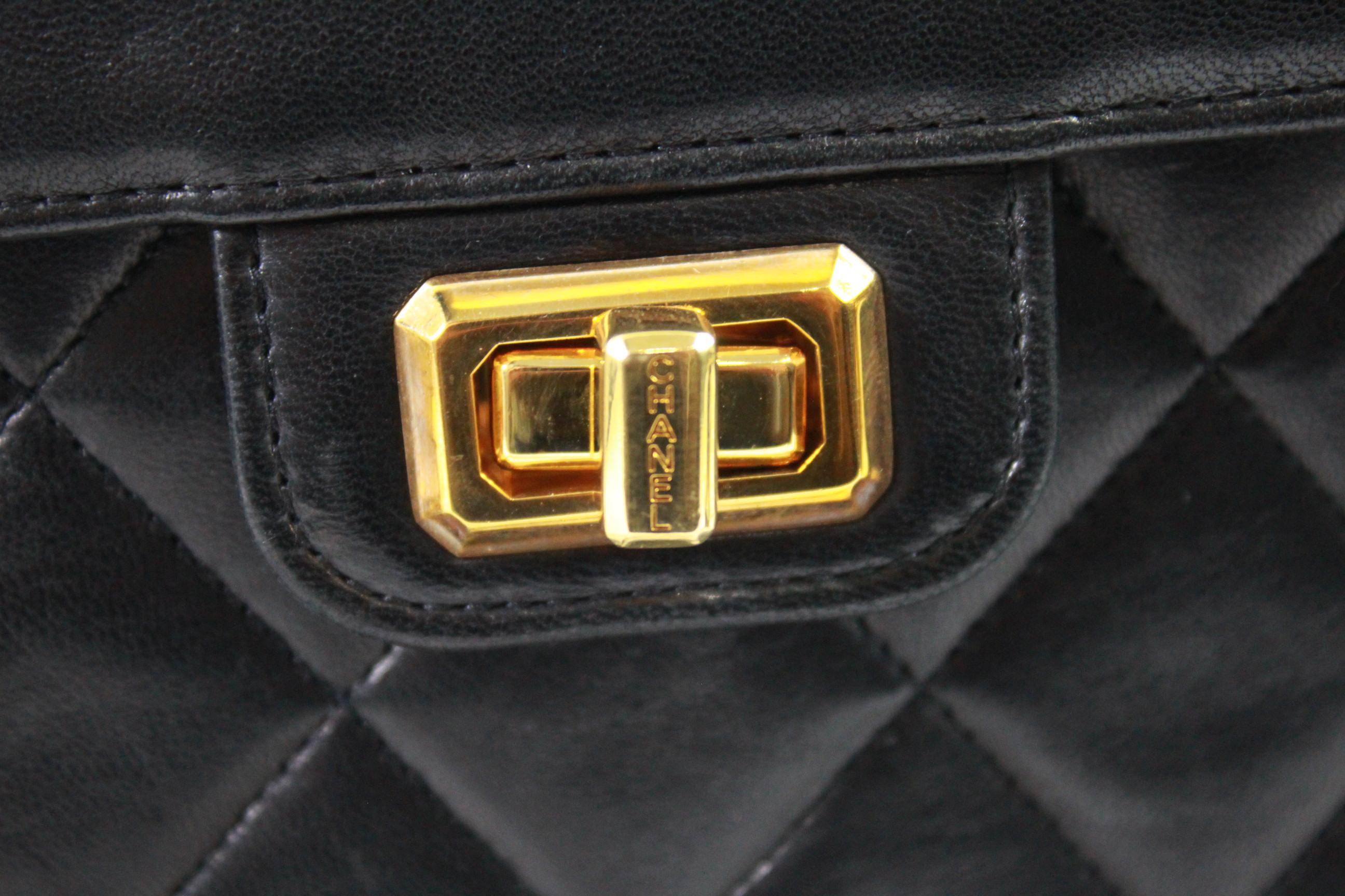 Vintage Chanel black lambskin leather bag with Godlen hardware.
Sold with vard and hologram.
Good vintage condition, light signss of use.
Size 26*19 centimeters