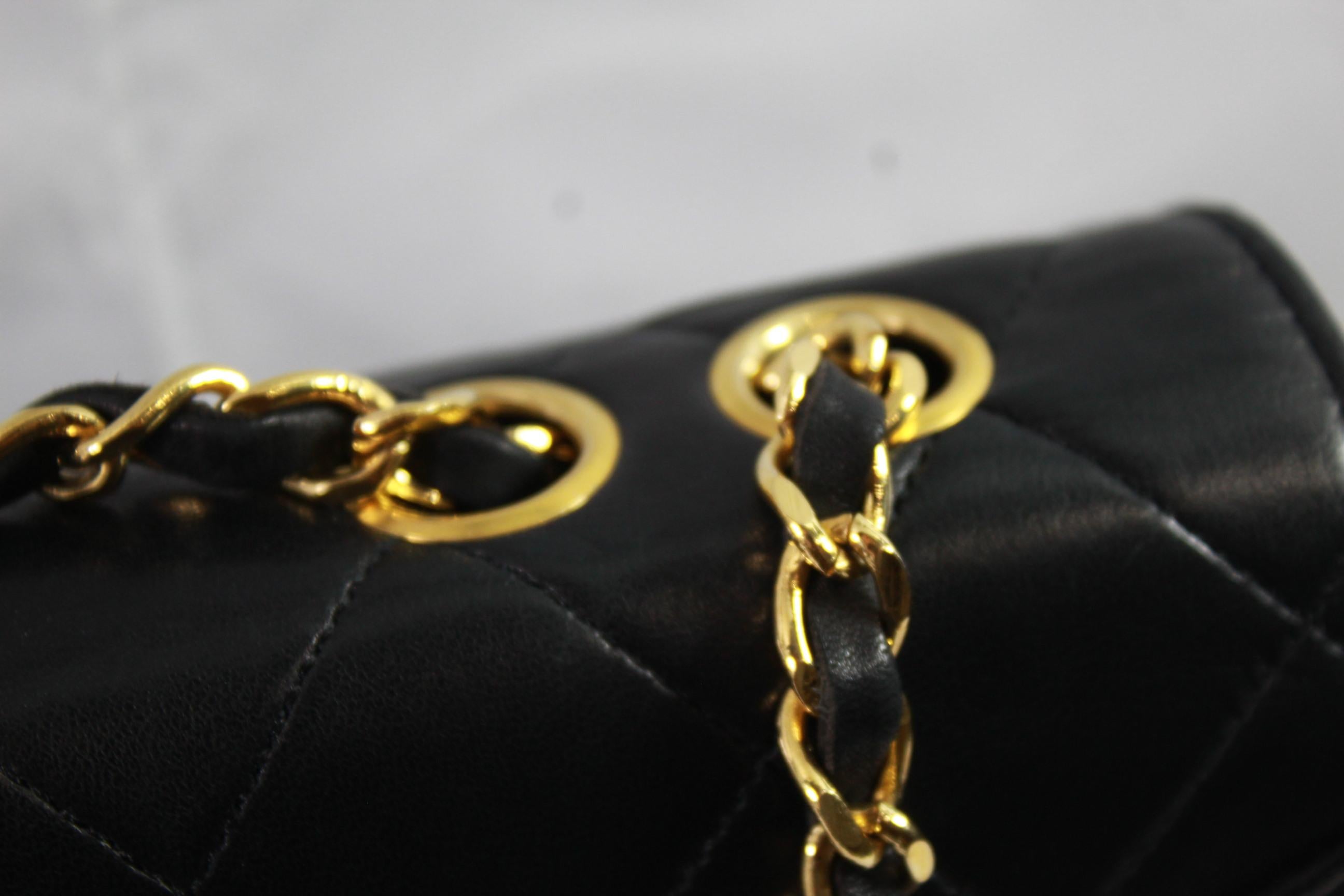1991 Vintage Chanel Black Lambskin Leather Bag with 2.55 Golden Hardware In Good Condition In Paris, FR