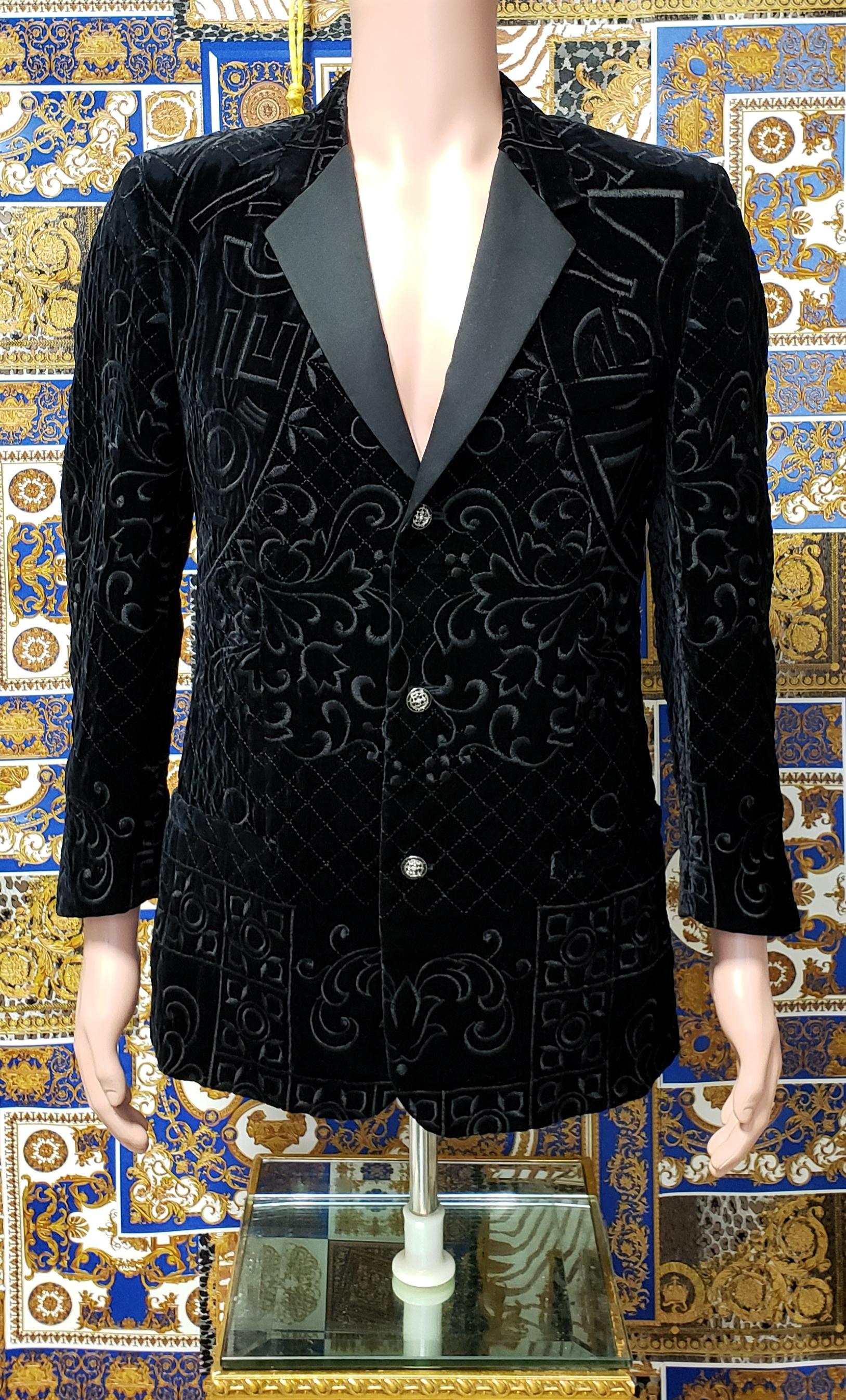 RARE VINTAGE GIANNI VERSACE BLACK VELVET BRAZER with EMBROIDERY

Circa 1991

This black velvet blazer from Gianni Versace features an embroidery,
quilting and a front button fastening.

Excellent condition. Like new.

Italian size is 48 - US