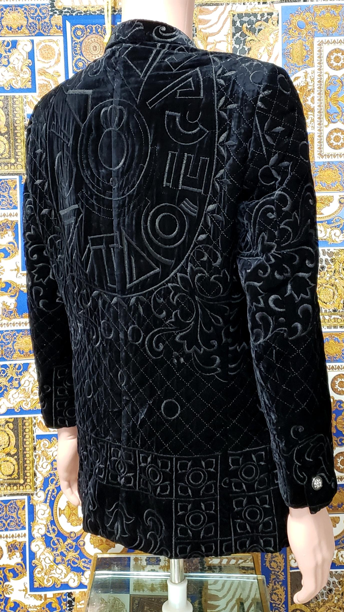 1991 VINTAGE GIANNI VERSACE BLACK VELVET BRAZER with EMBROIDERY for MEN 48 - 38 In Excellent Condition For Sale In Montgomery, TX