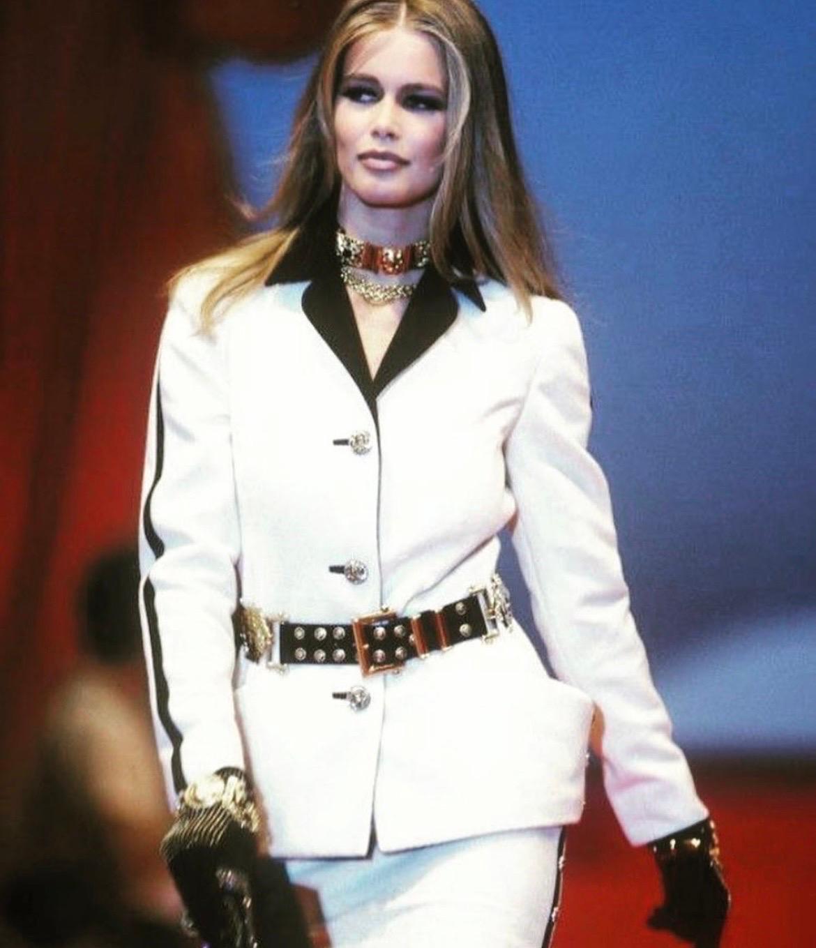 1991 Vintage Runway Atelier Versace Blazer und Rock getragen von Claudia Schiffers
Aktuelles Stück vom Laufsteg. Keine Größe.
Rock: Taille 24