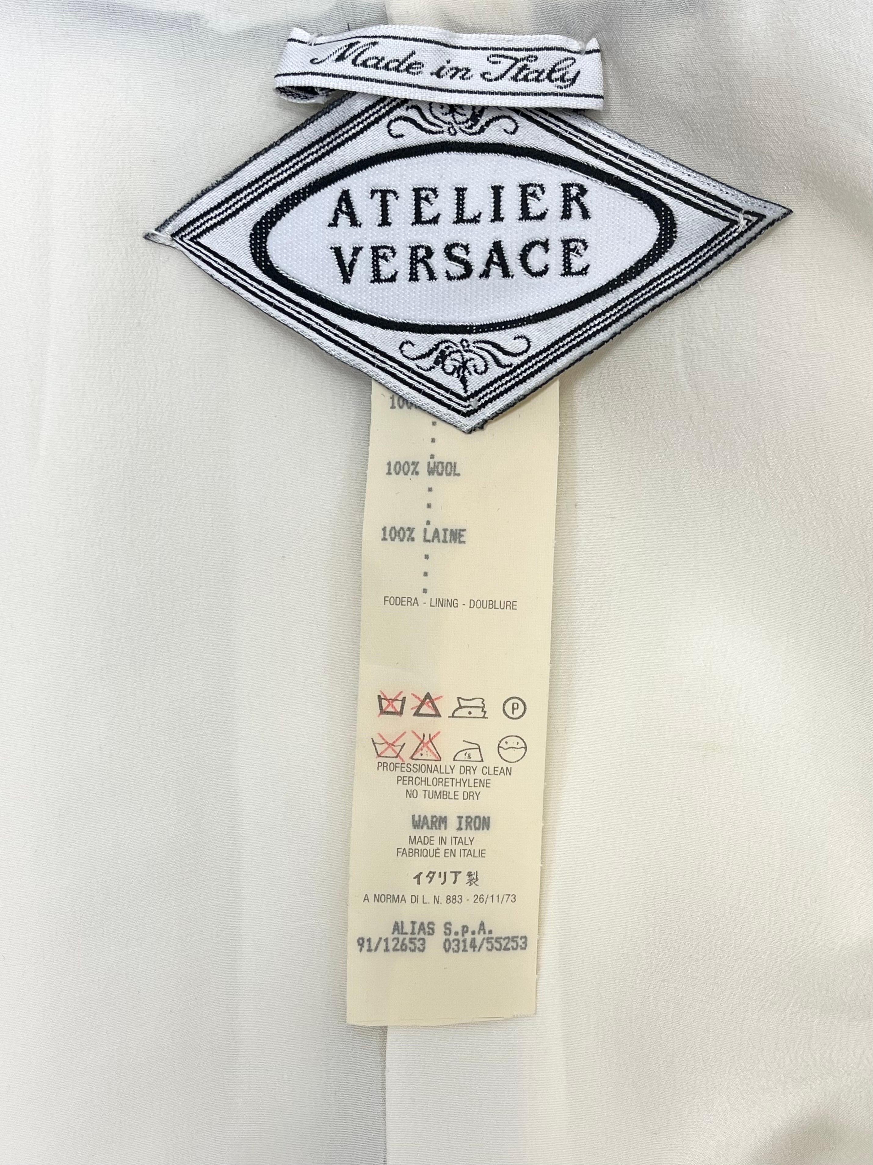 1991 Vintage Laufsteg Atelier Versace Blazer & Rock Anzug getragen von Claudia Schiffer im Angebot 1