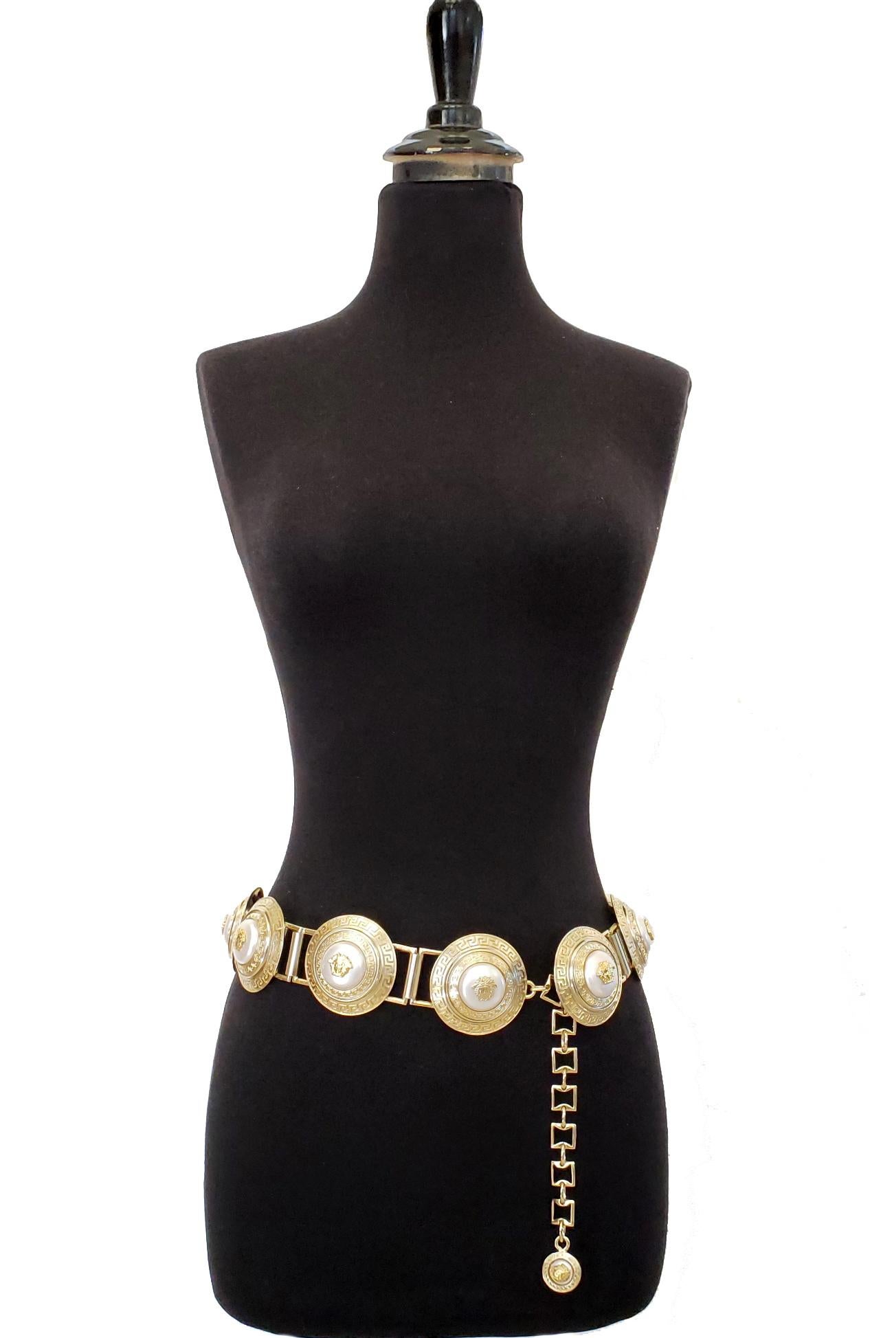 Gianni Versace
1991 Atelier
Vintage Belt

Metal chain Belt with Pearl Detail

A striking statement piece!

Highly collectible.

Made in Italy.

Medallion diameter is 2 1/2