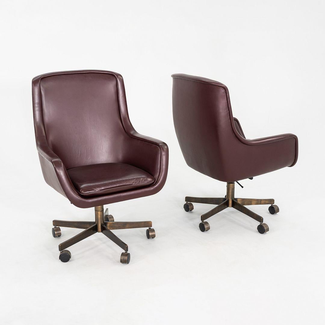 Es handelt sich um Executive Bumper Swivel Desk Chairs, die ursprünglich von Ward Bennett im Jahr 1969 entworfen wurden. Diese wurden 1991 von Brickel Associates hergestellt und sind alle original. Der angegebene Preis beinhaltet einen Stuhl, und