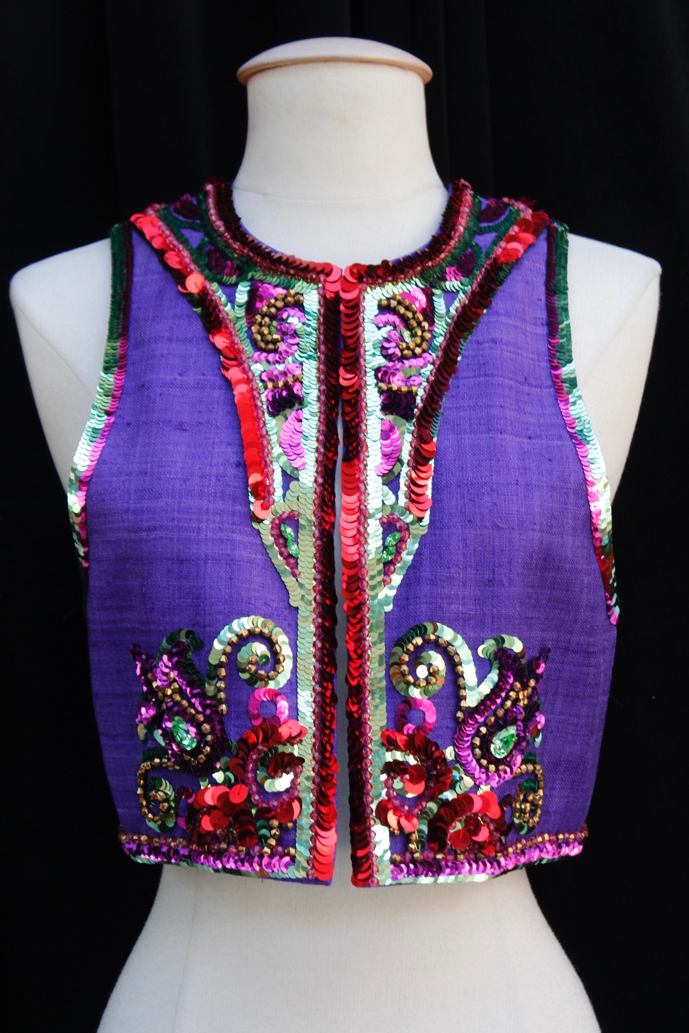 YVES SAINT LAURENT Rive gauche (Made in France) Gorgeous sleeveless bolero composed of raw silk, embroidered with sequins, faceted beads and rhinestones in pink, red, purple, green and gold colors, arranged in arabesque and paisley patterns. Green
