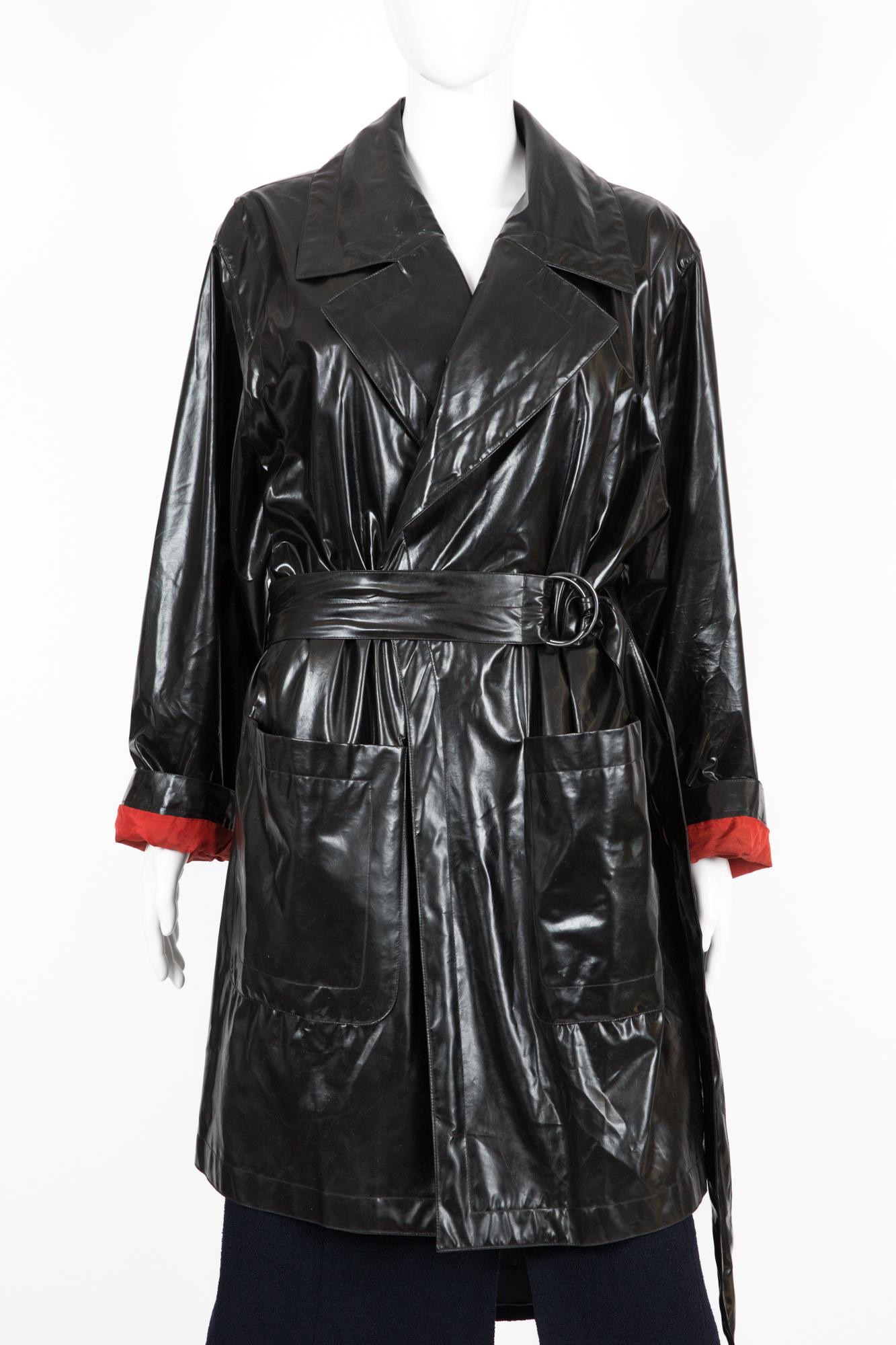 1991, Yves Saint Laurent Rive Gauche YSL black patent trench coat featuring a red cotton lining,  a separated belt, large sides pockets.
In good vintage condition. Made in France. 
Estimated size 40fr/US8/UK12
We guarantee you will receive this