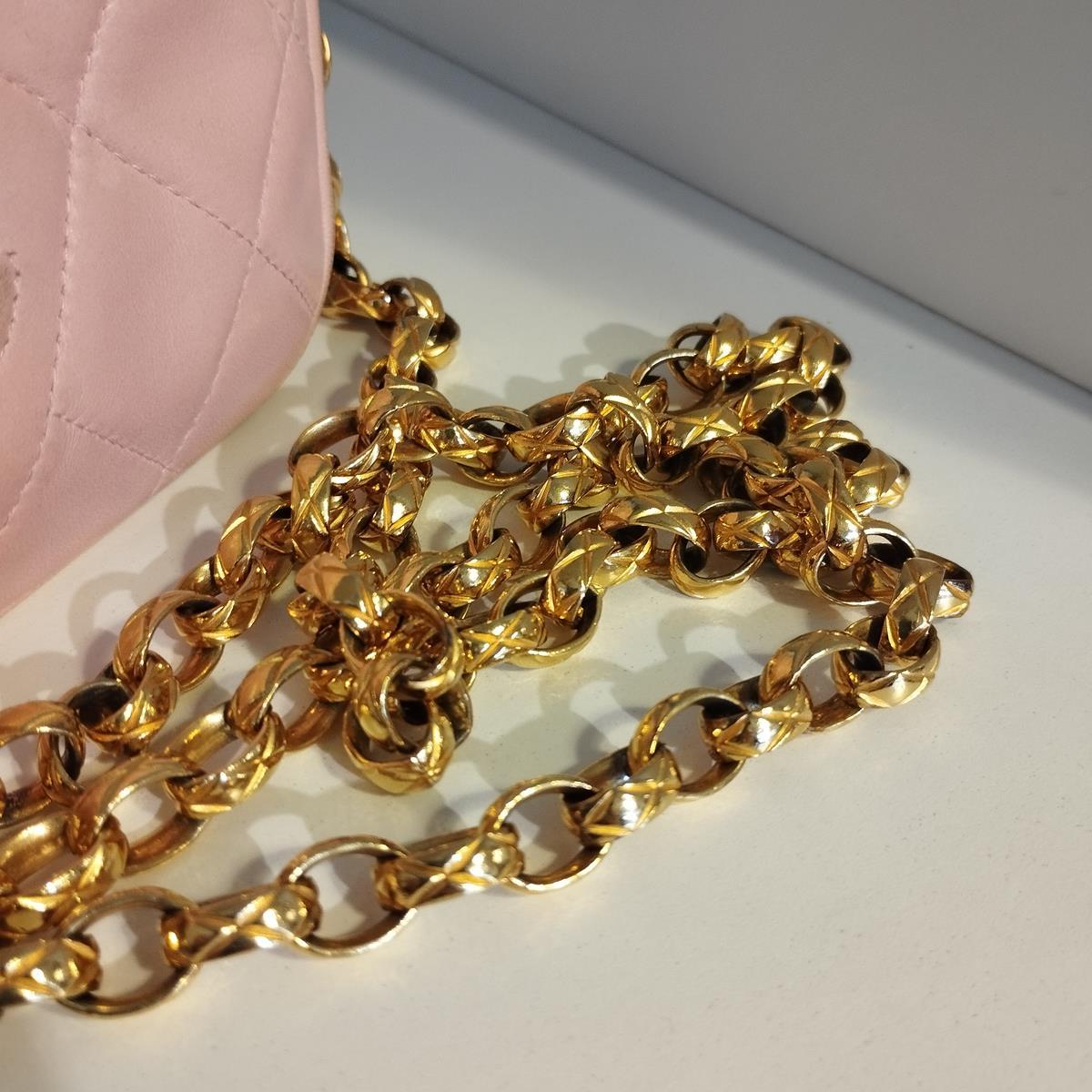 1992/1993 Chanel Rosa Vintage Mini Pochette im Vintage-Stil im Angebot 1