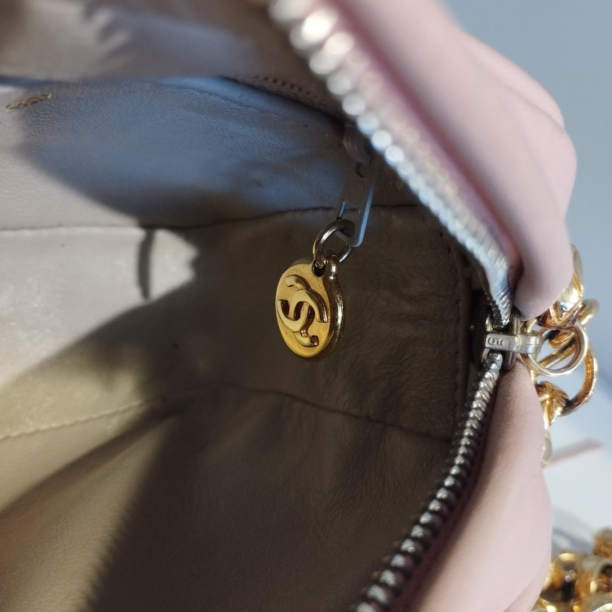 1992/1993 Chanel Rosa Vintage Mini Pochette im Vintage-Stil im Angebot 2