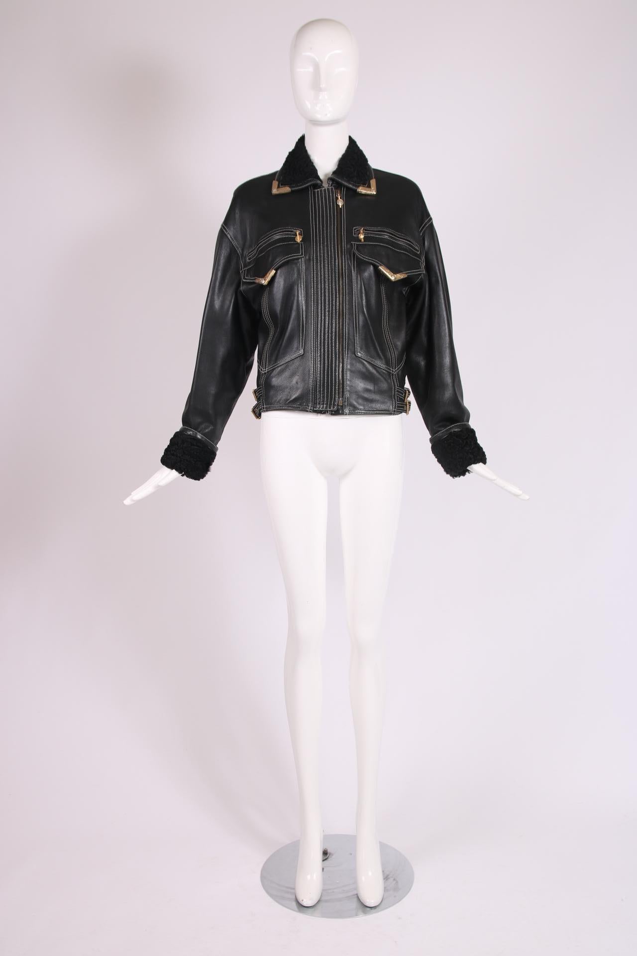 1992 A/W Gianni Versace Bondage Collection Blouson bombardier en cuir noir  Excellent état - En vente à Studio City, CA