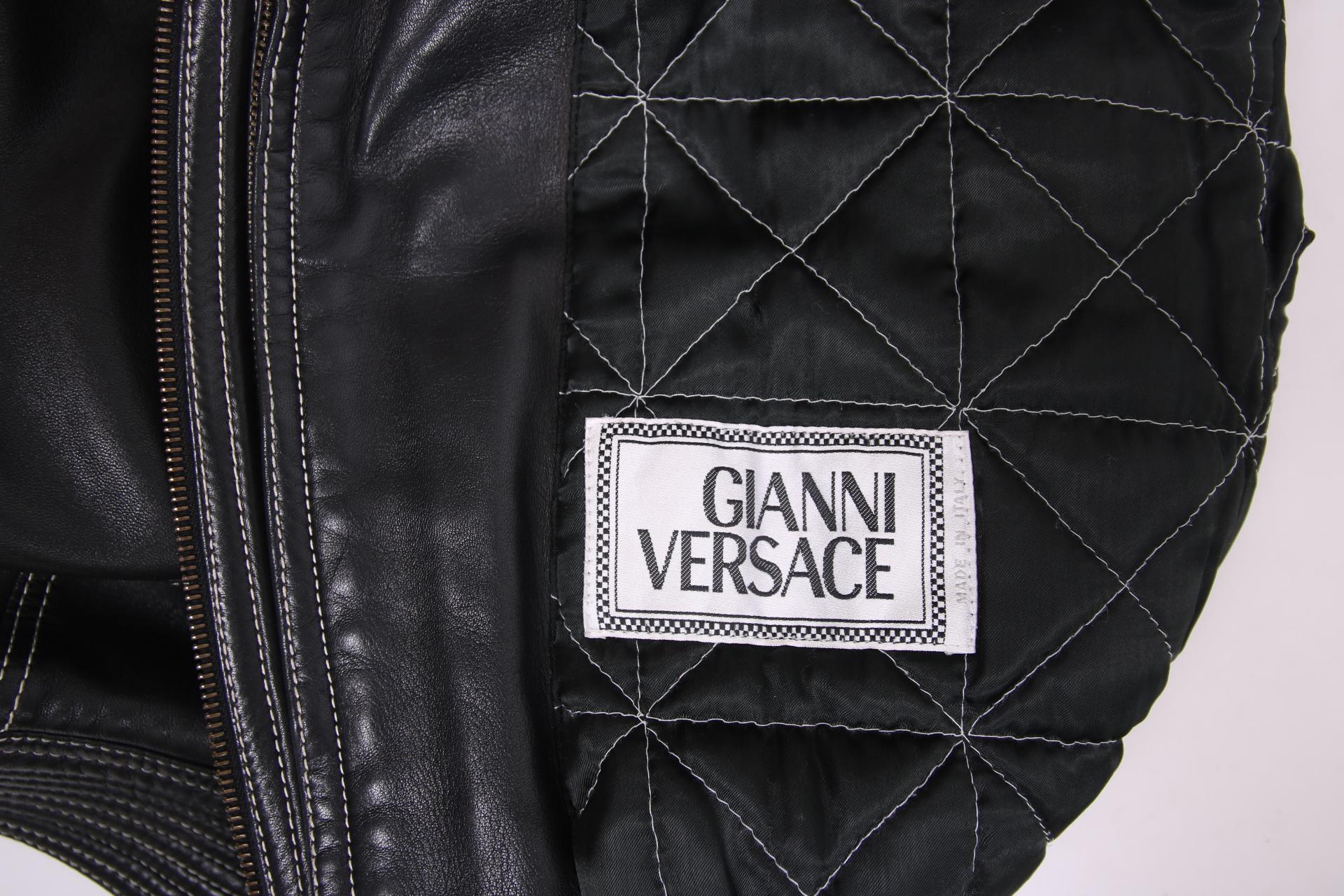 1992 A/W Gianni Versace Bondage Collection Blouson bombardier en cuir noir  en vente 5