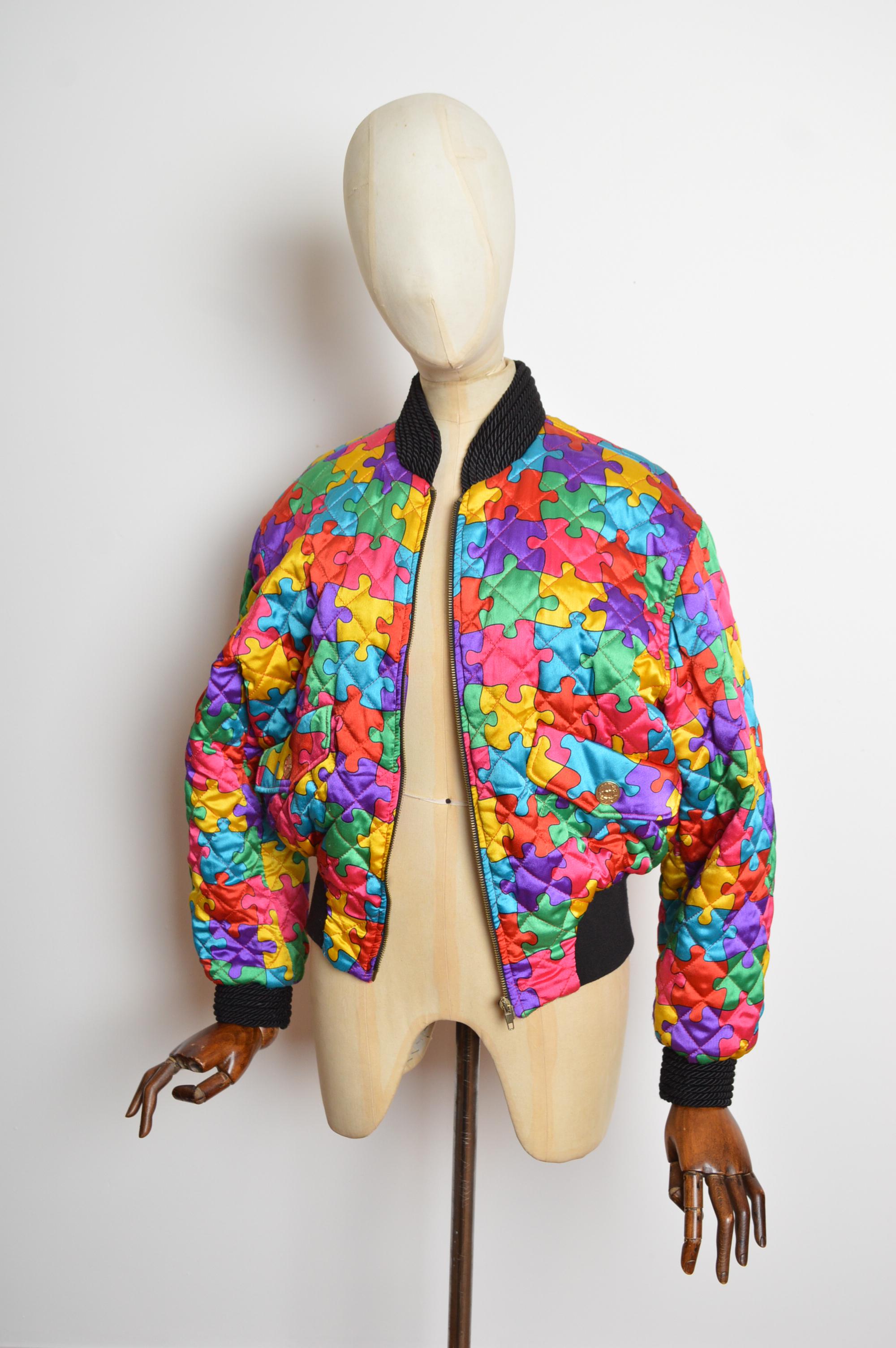 1992 Ab Fab Franco Moschino Vintage Buntes Satin Puzzle Bomberjacke im Angebot 5