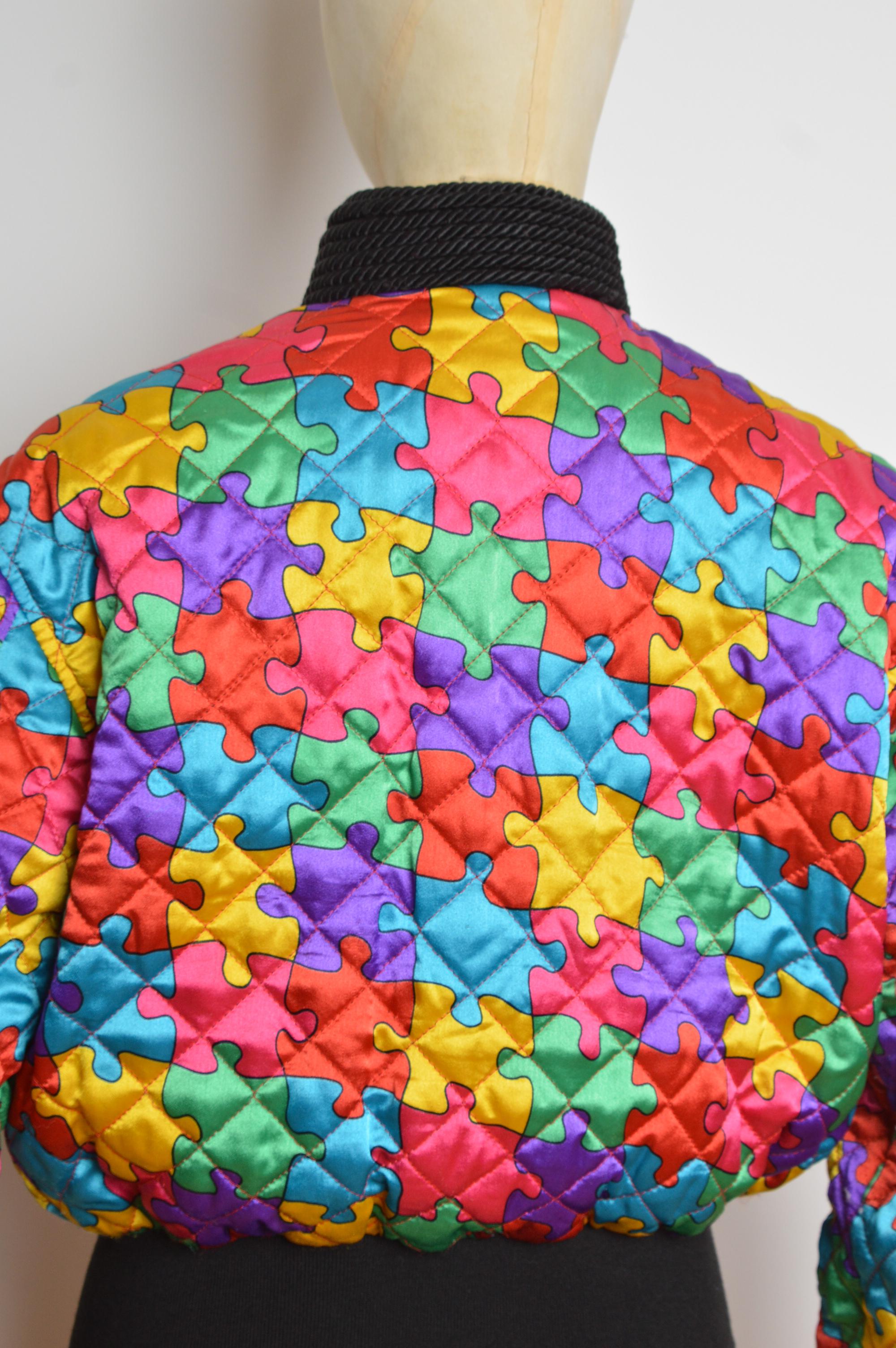 1992 Ab Fab Franco Moschino Vintage Buntes Satin Puzzle Bomberjacke im Angebot 6