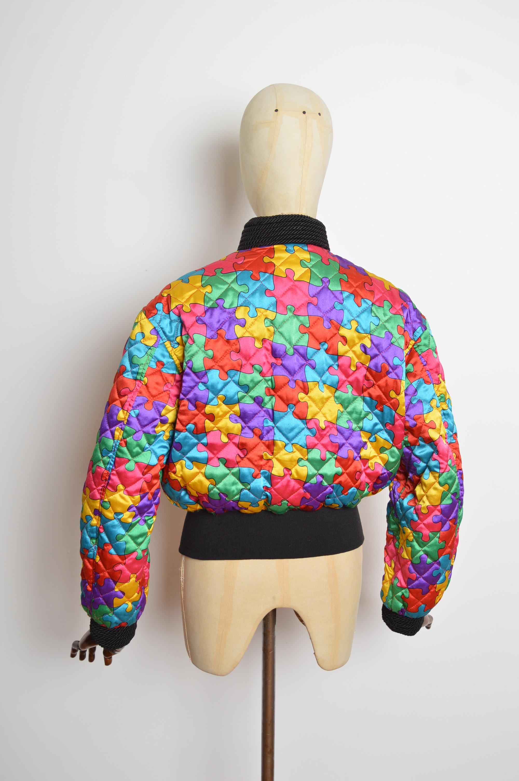 1992 Ab Fab Franco Moschino Vintage Buntes Satin Puzzle Bomberjacke im Angebot 7