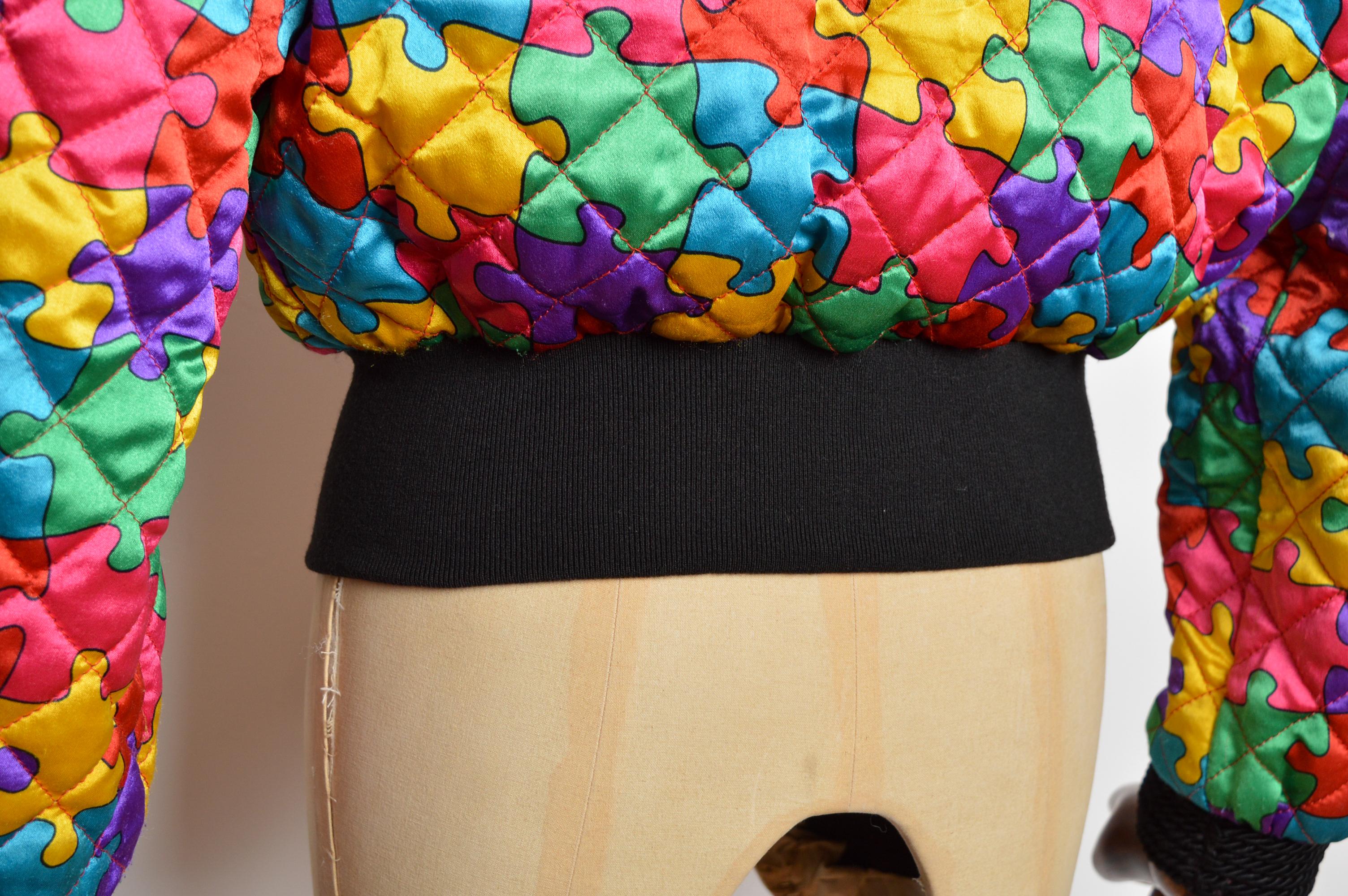 1992 Ab Fab Franco Moschino Vintage Buntes Satin Puzzle Bomberjacke im Angebot 8