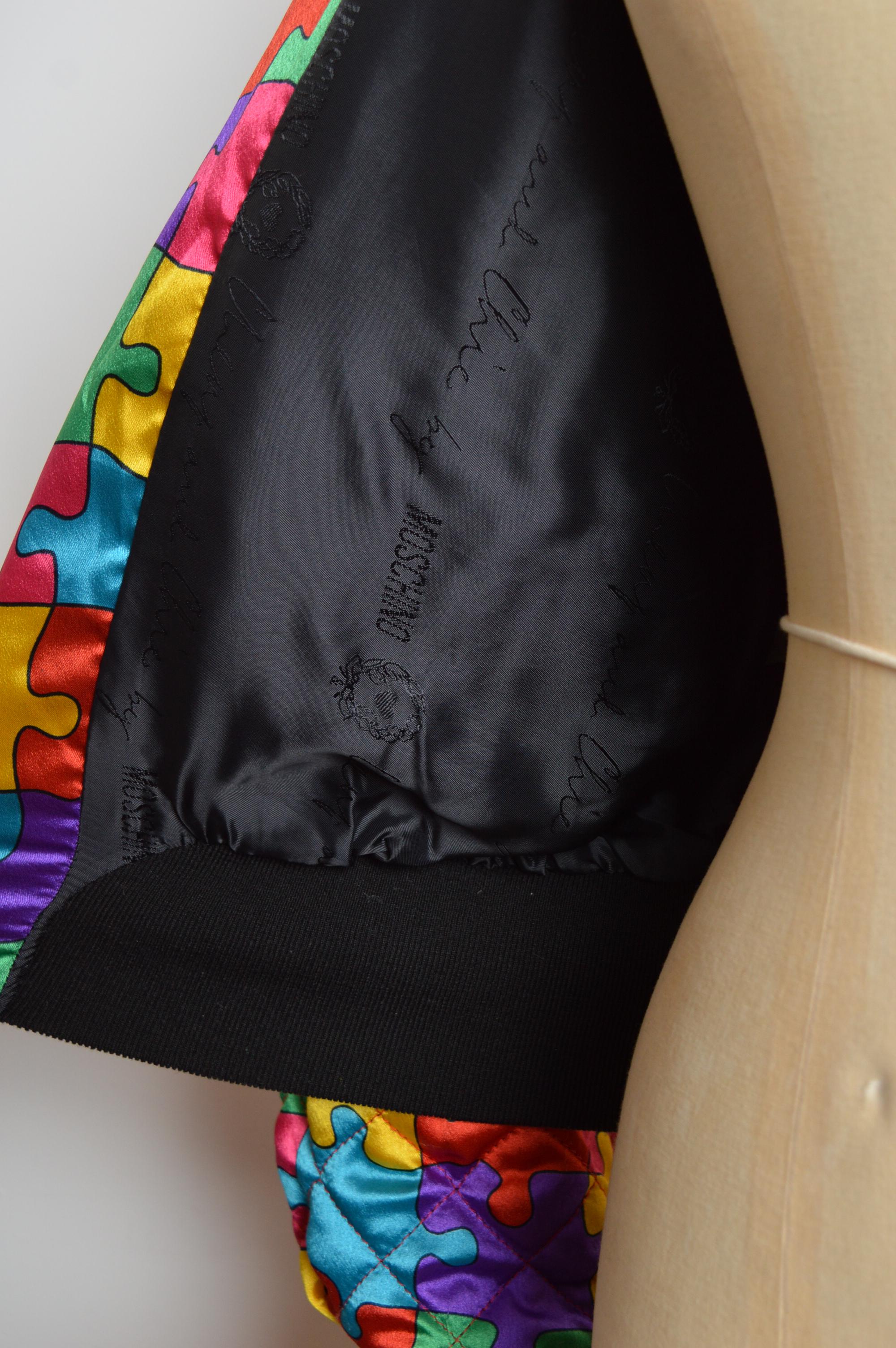 1992 Ab Fab Franco Moschino Vintage Buntes Satin Puzzle Bomberjacke im Angebot 9