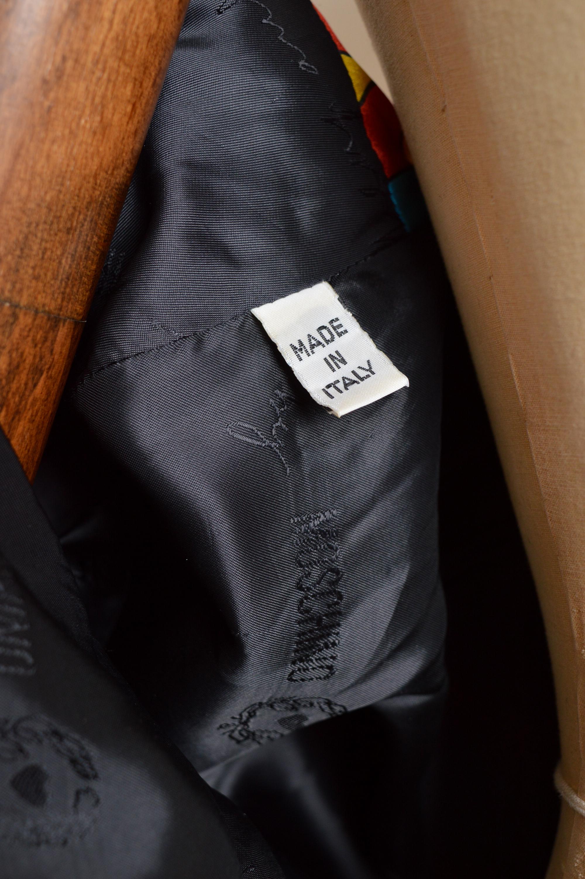 1992 Ab Fab Franco Moschino Vintage Buntes Satin Puzzle Bomberjacke im Angebot 11