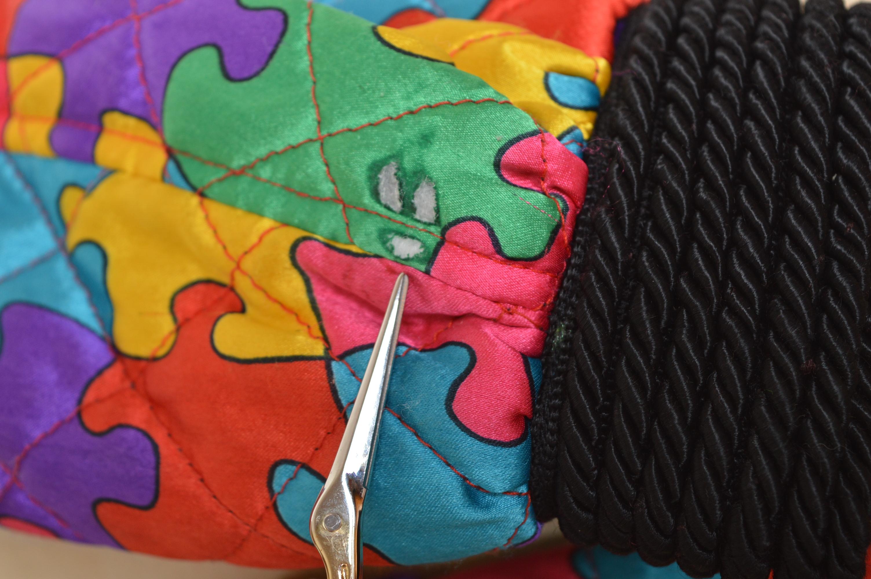 1992 Ab Fab Franco Moschino Vintage Buntes Satin Puzzle Bomberjacke im Angebot 13