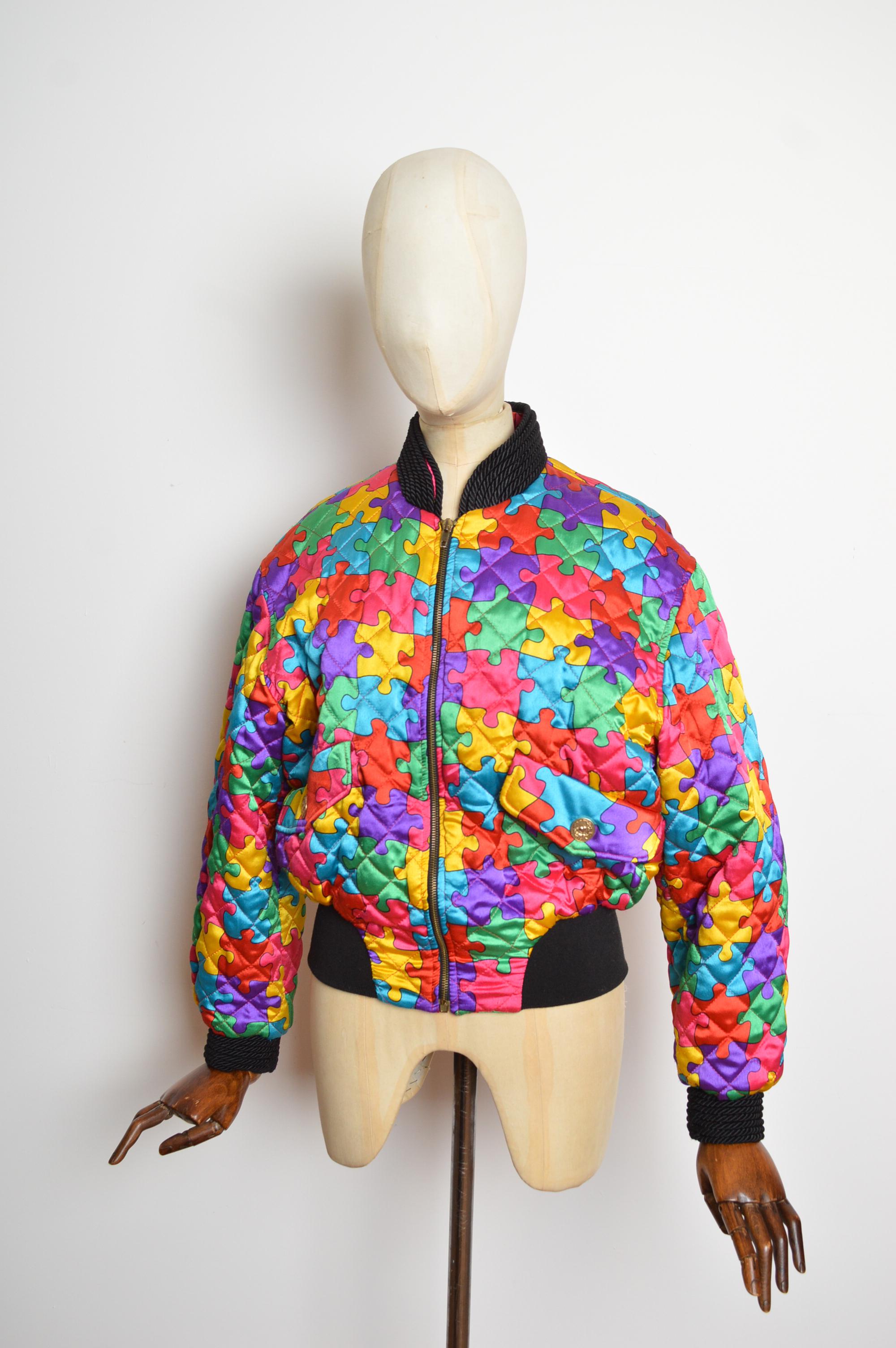 Ikonische, Vintage 'Cheap & Chic' 1992 Moschino Puzzle Jacke in leuchtenden Farbtönen und Farben entworfen von Franco Moschino.   
Berühmt geworden durch Jennifer Saunders Charakter 'Edina Monsoon' in der 90er Jahre Brit Comedy 'Absolutely
