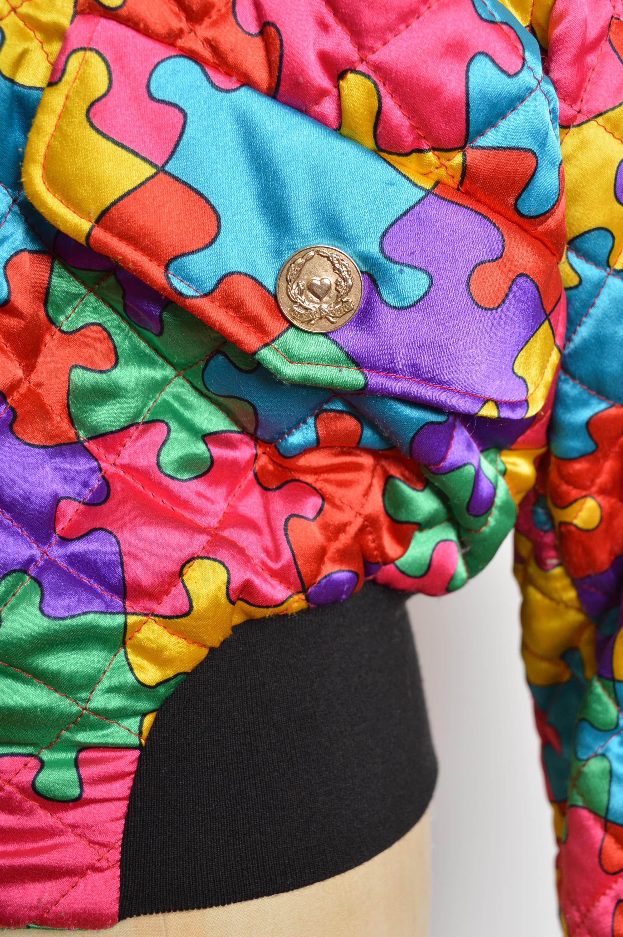 1992 Ab Fab Franco Moschino Vintage Buntes Satin Puzzle Bomberjacke (Beige) im Angebot