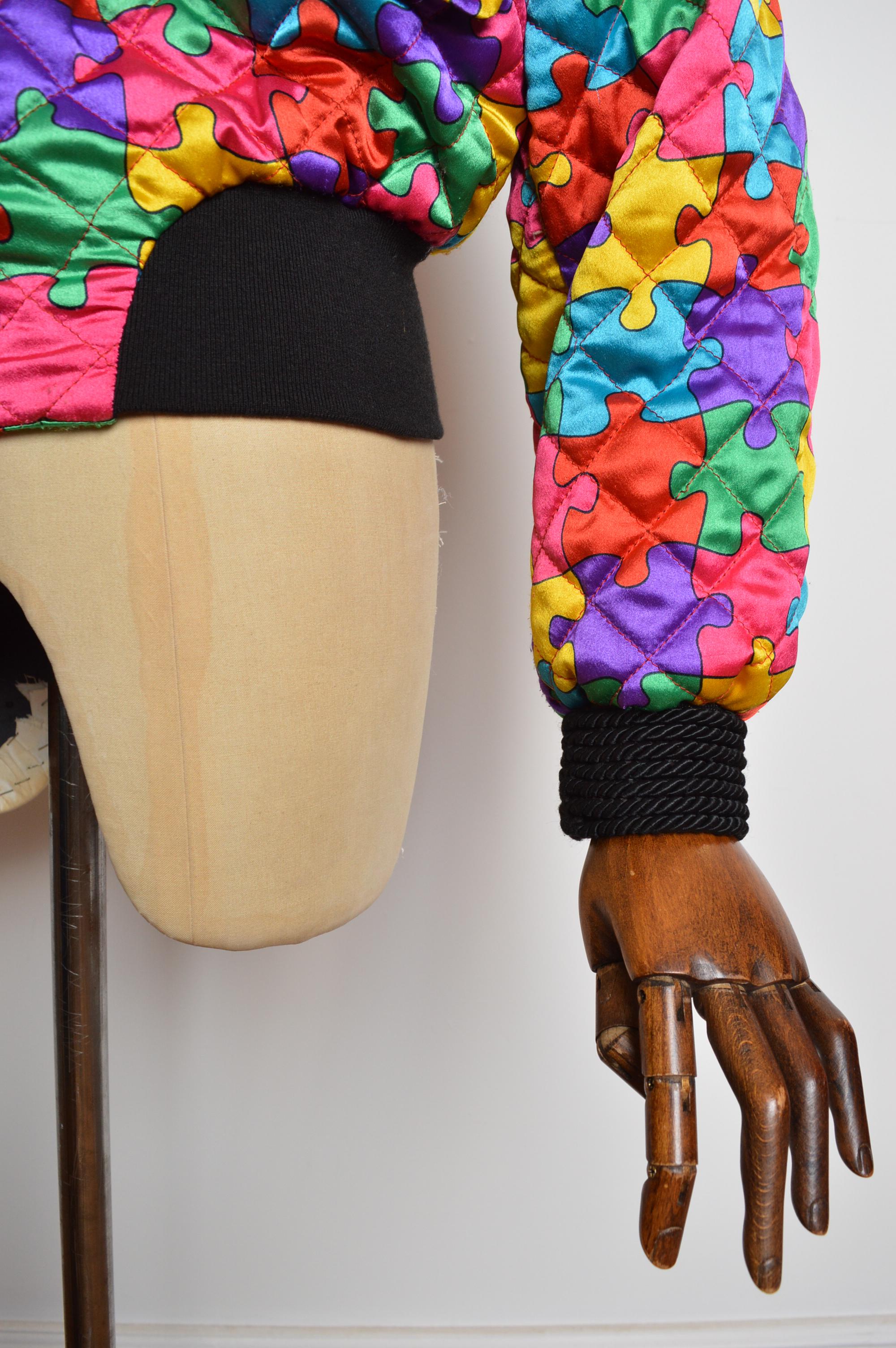 1992 Ab Fab Franco Moschino Vintage Buntes Satin Puzzle Bomberjacke im Zustand „Gut“ im Angebot in Sheffield, GB