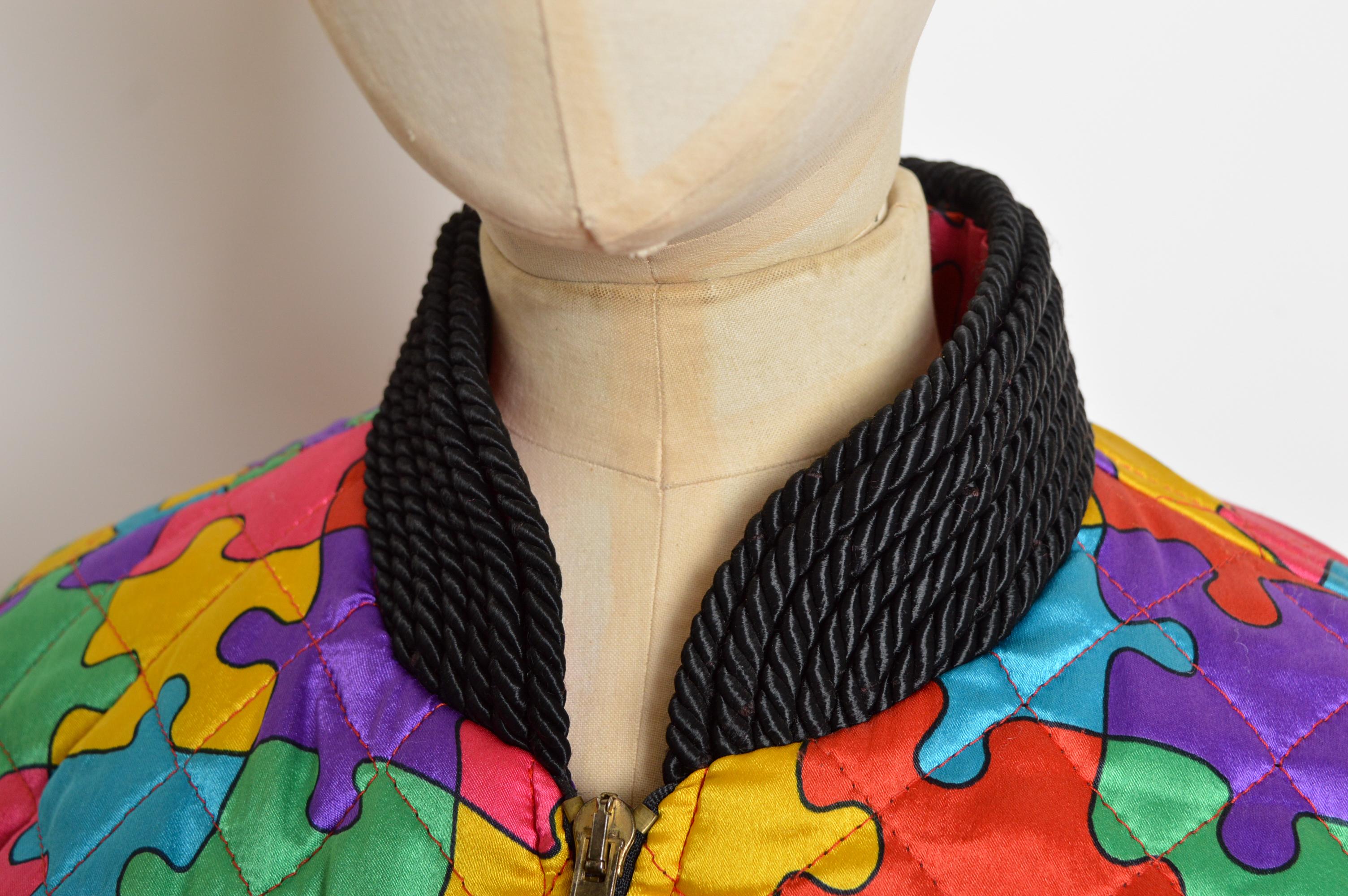 1992 Ab Fab Franco Moschino Vintage Buntes Satin Puzzle Bomberjacke Damen im Angebot