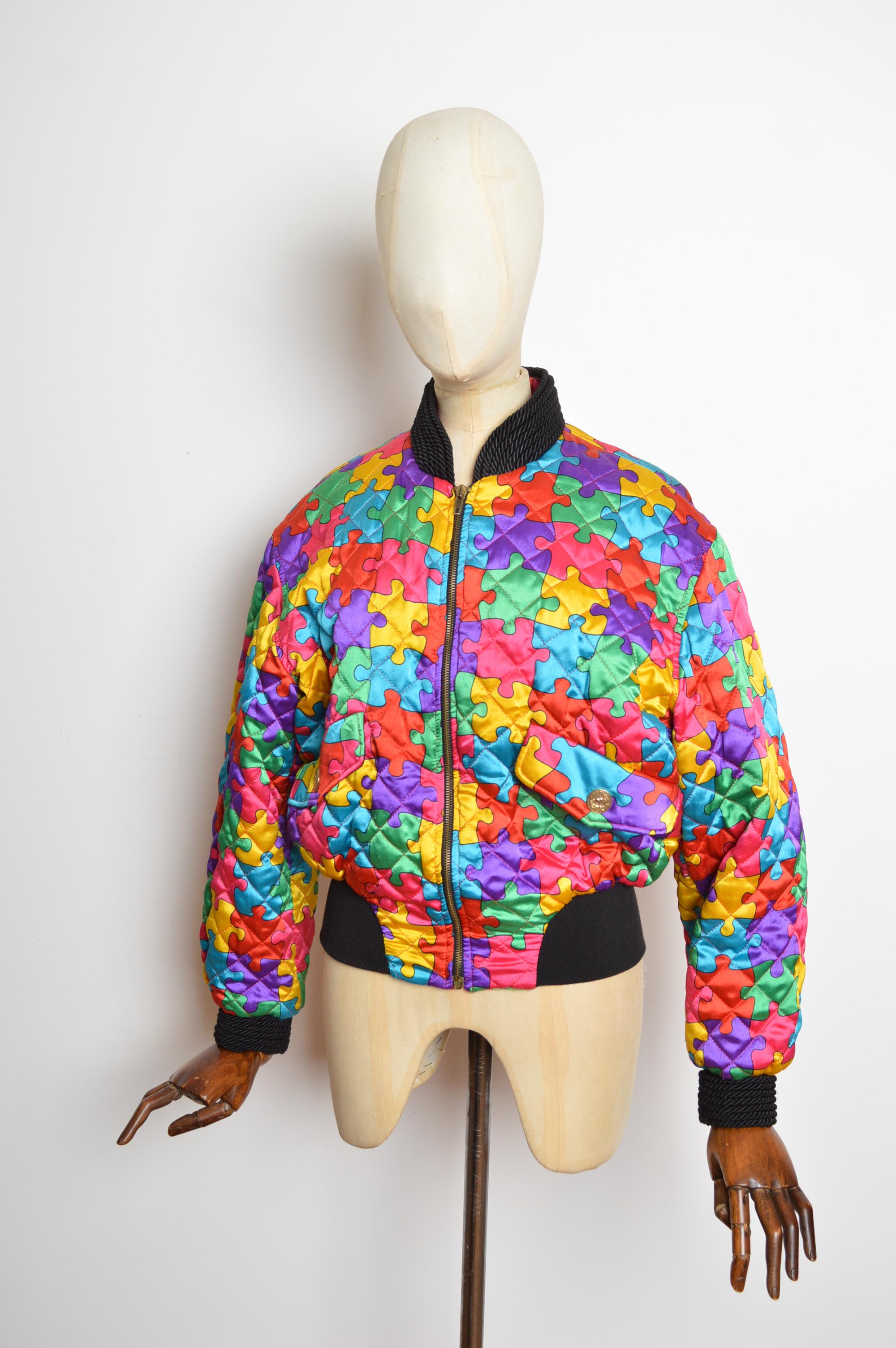 1992 Ab Fab Franco Moschino Vintage Buntes Satin Puzzle Bomberjacke im Angebot 1