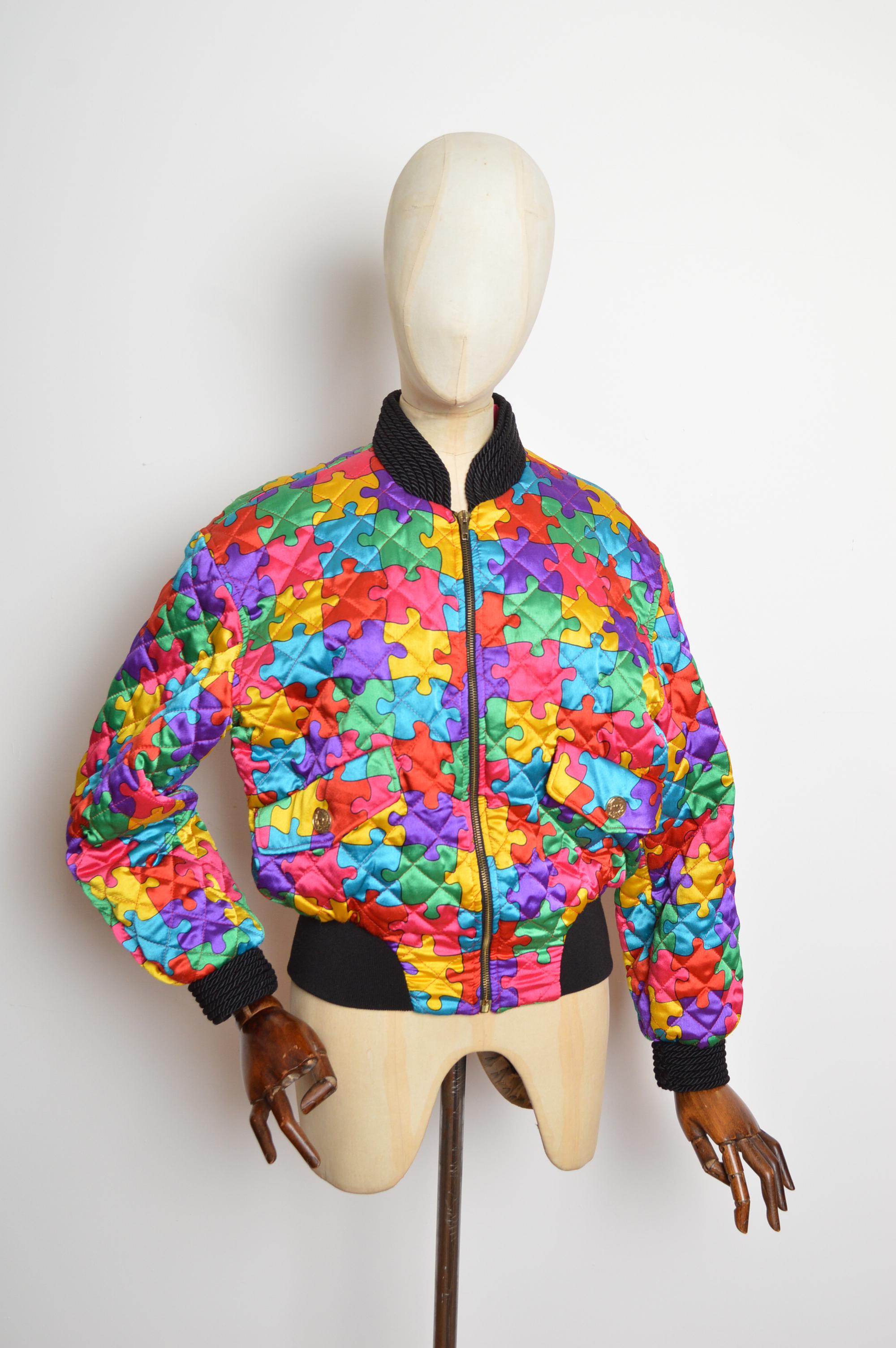 1992 Ab Fab Franco Moschino Vintage Buntes Satin Puzzle Bomberjacke im Angebot 2