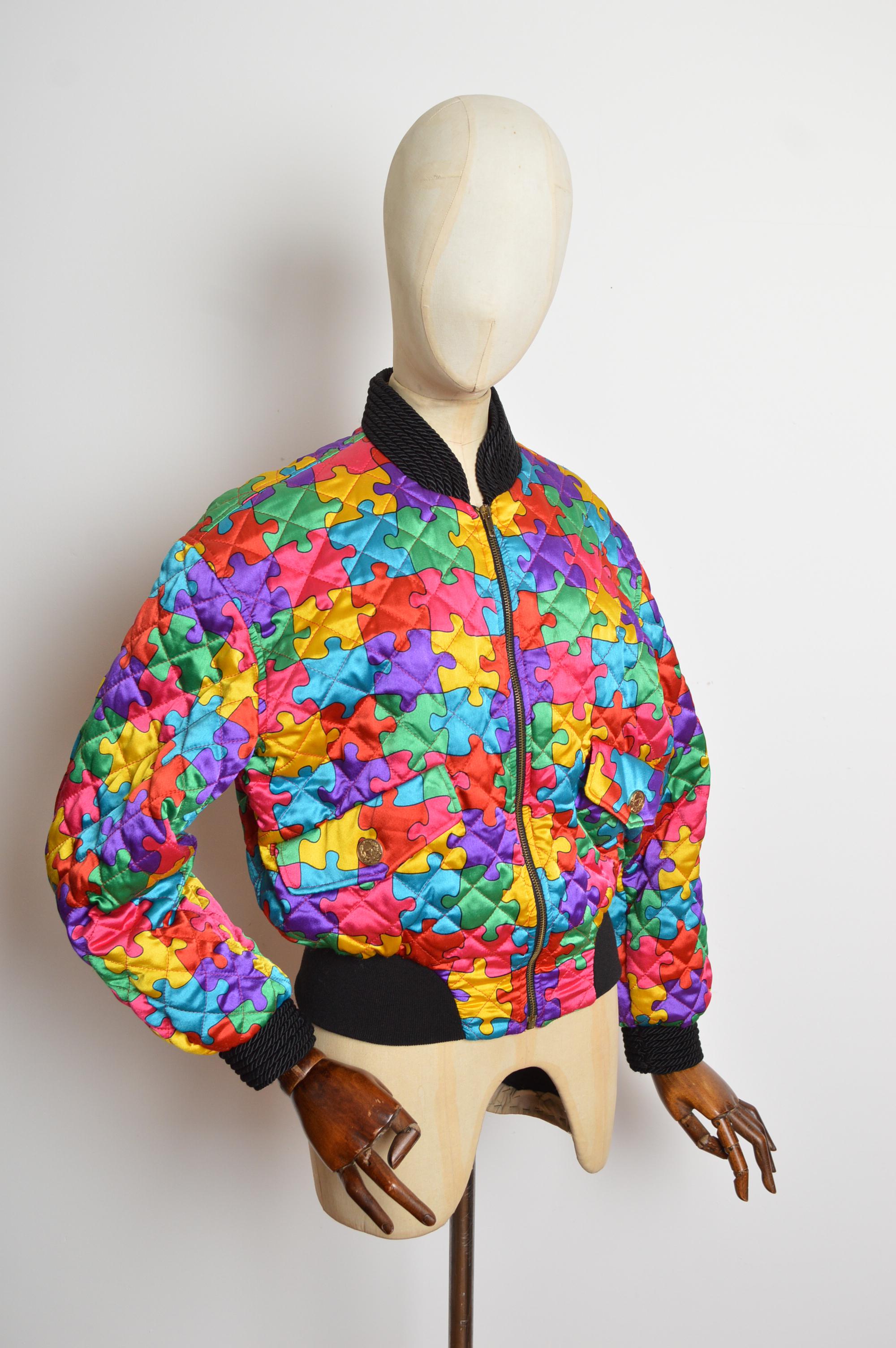 1992 Ab Fab Franco Moschino Vintage Buntes Satin Puzzle Bomberjacke im Angebot 3