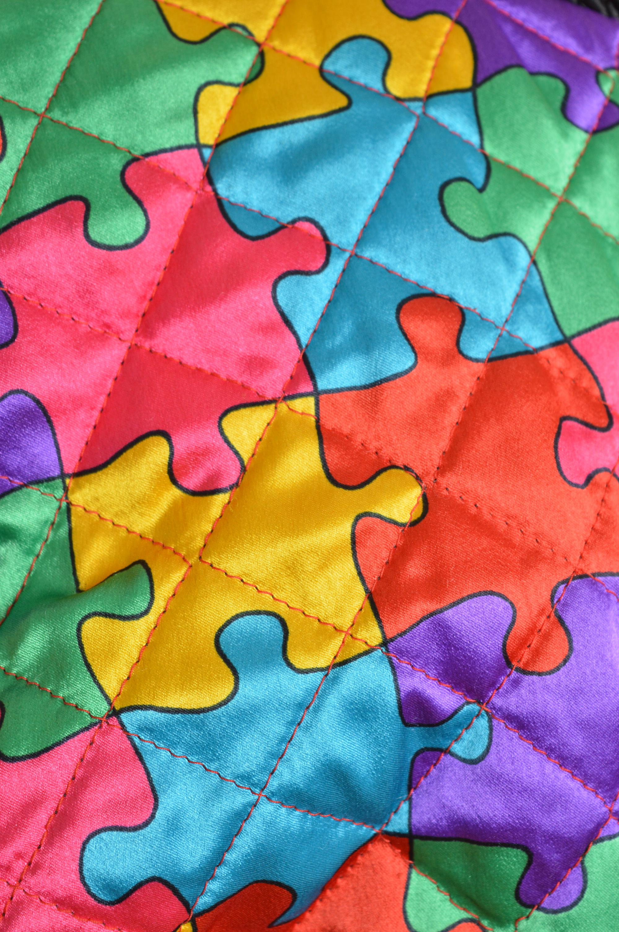 1992 Ab Fab Franco Moschino Vintage Buntes Satin Puzzle Bomberjacke im Angebot 4