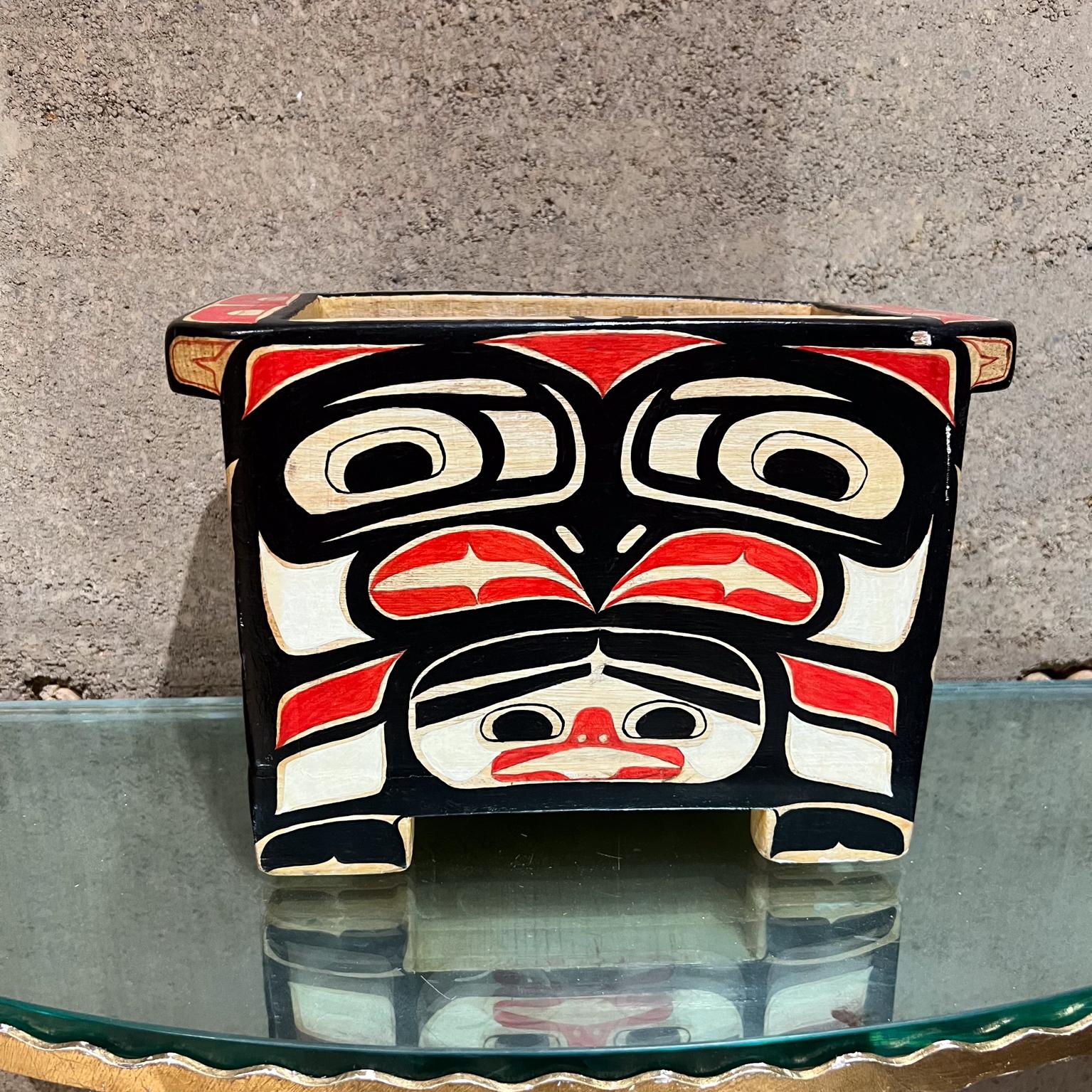 1992 Alaska Native Bentwood Box
Spakwus Eagle 
Red and Black Native Nations
Yellow Cedar
signed appears as David R Moore
dated art 92 August
10.75 x 5.38 d x 7.5 h
Preowned vintage condition Unrestored original.
Refer to all images please.
