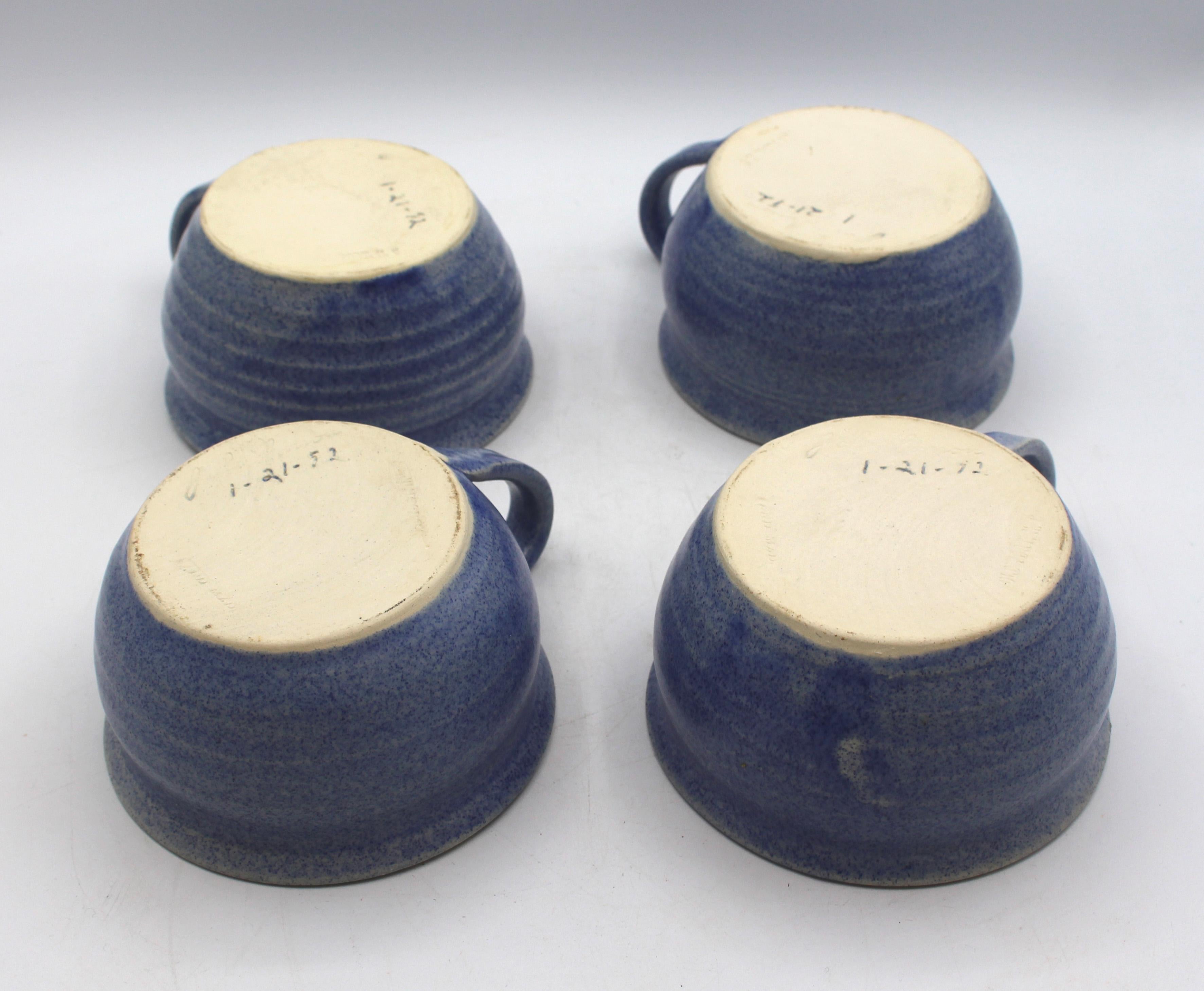 1992 set di 4 tazze da zuppa in ceramica John Garrau. Old Fort, NC, realizzato a mano il 1º gennaio 1992. Smalto blu con macchie e zinnia impressa sul fondo. Segni impressi.
Diametro 5