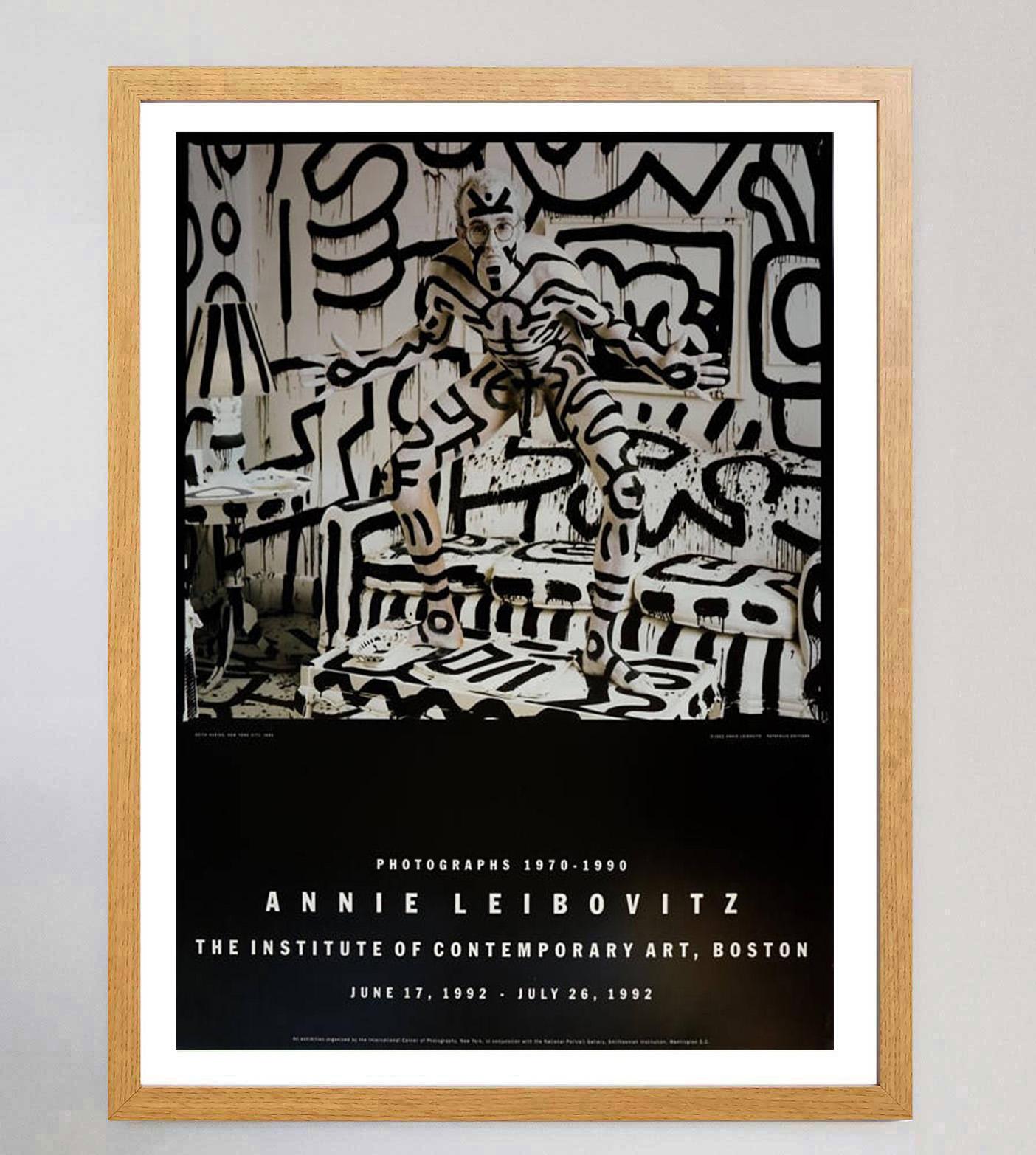 Con su famoso retrato de Keith Haring, este brillante cartel de estreno se creó en 1992 para promocionar la exposición de la fotógrafa estadounidense Annie Leibovitz en el Instituto de Arte Contemporáneo de Boston, MA. Celebrada del 17 de junio al