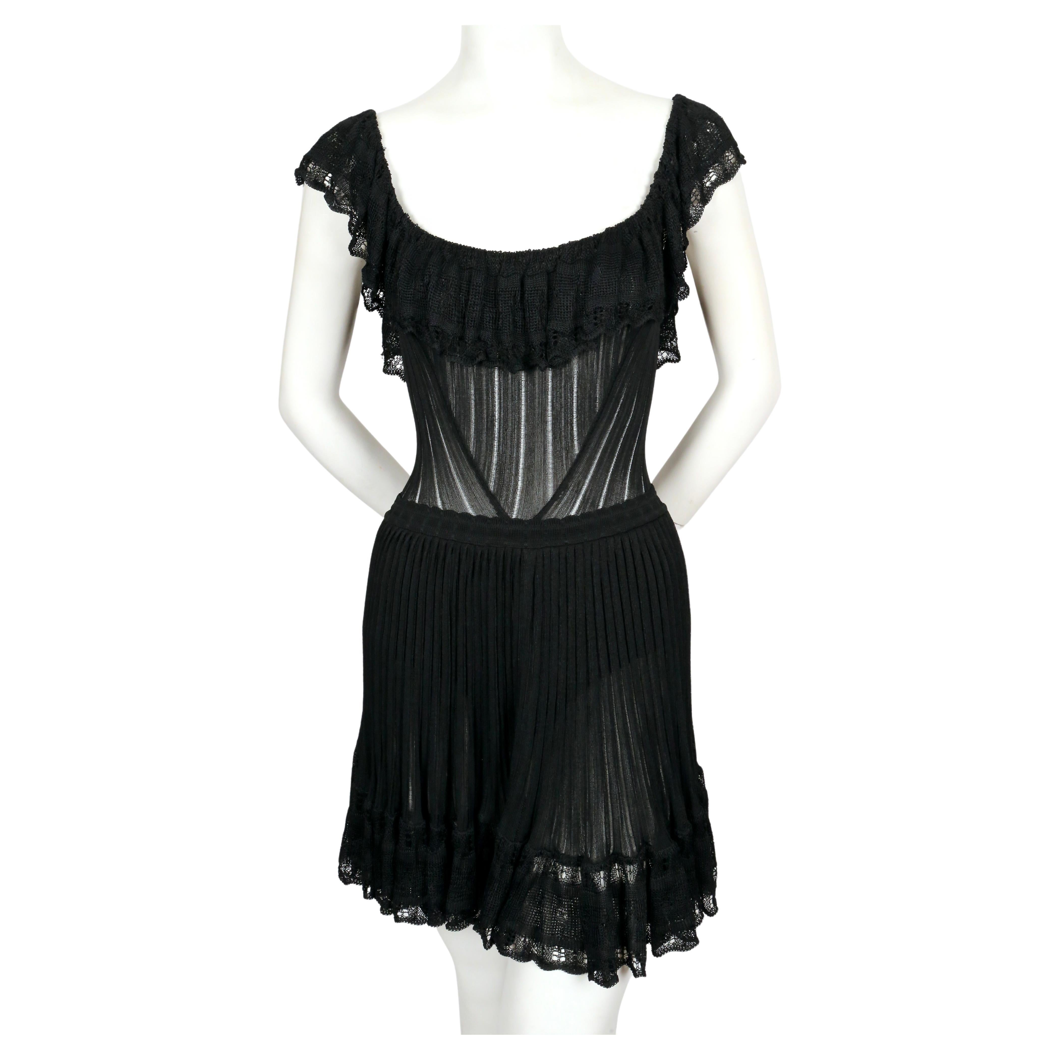 Sehr seltenes, tiefschwarzes, halbtransparentes Kleid mit gerafftem Pointelle-Besatz und Bustle-Rücken von Azzedine Alaia aus dem Sommer 1992, genau wie auf dem Laufsteg gesehen. Das Kleid ist so konzipiert, dass der Volant die Büste bedeckt,