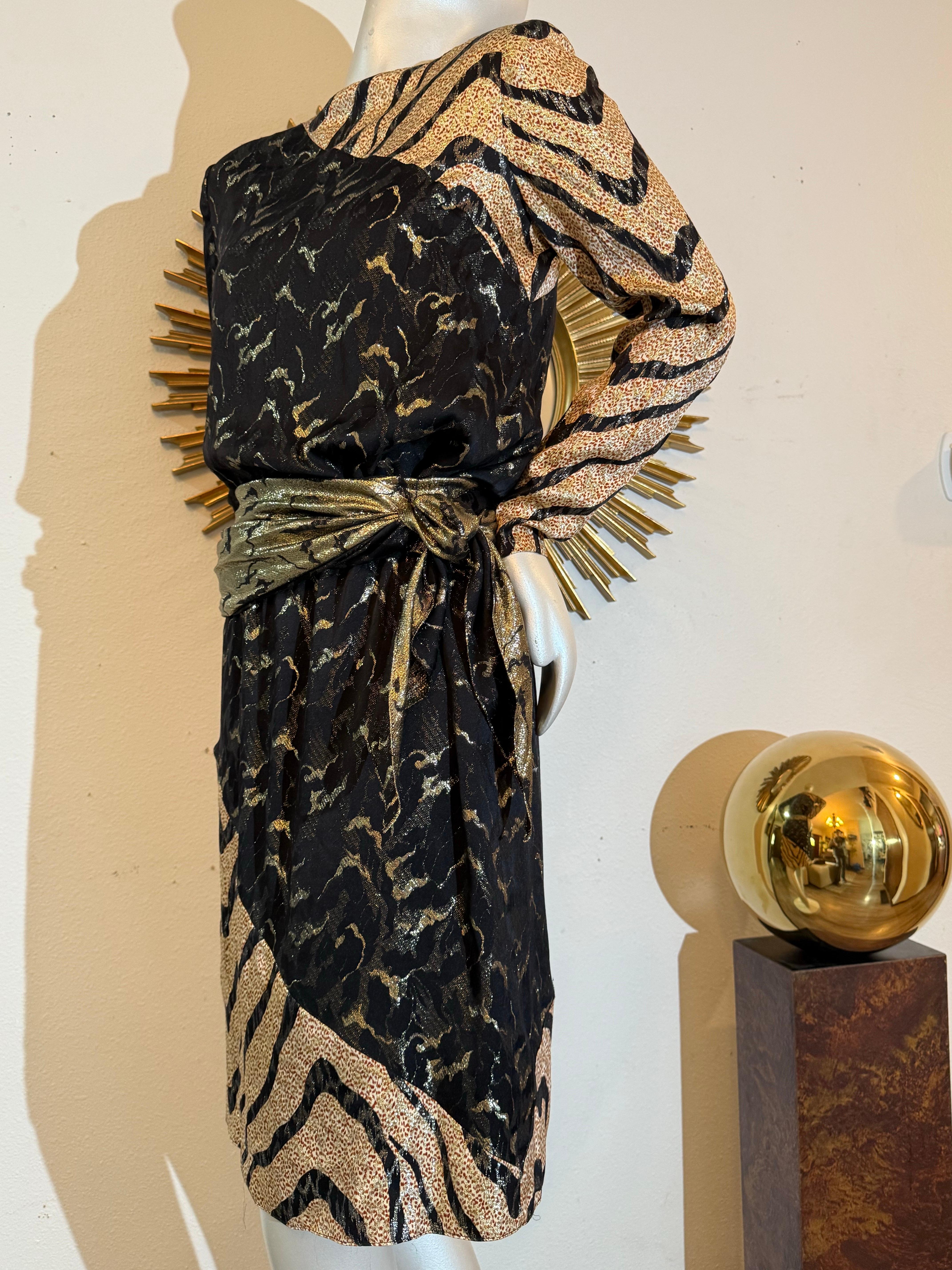 1982 Bill Blass - Robe de cocktail en soie et lurex à motif animalier avec ceinture enveloppante :  Une lame or et noire astucieusement bloquée et cousue avec une manche en léopard cuivré et une partie centrale audacieuse et contrastée. Épaules
