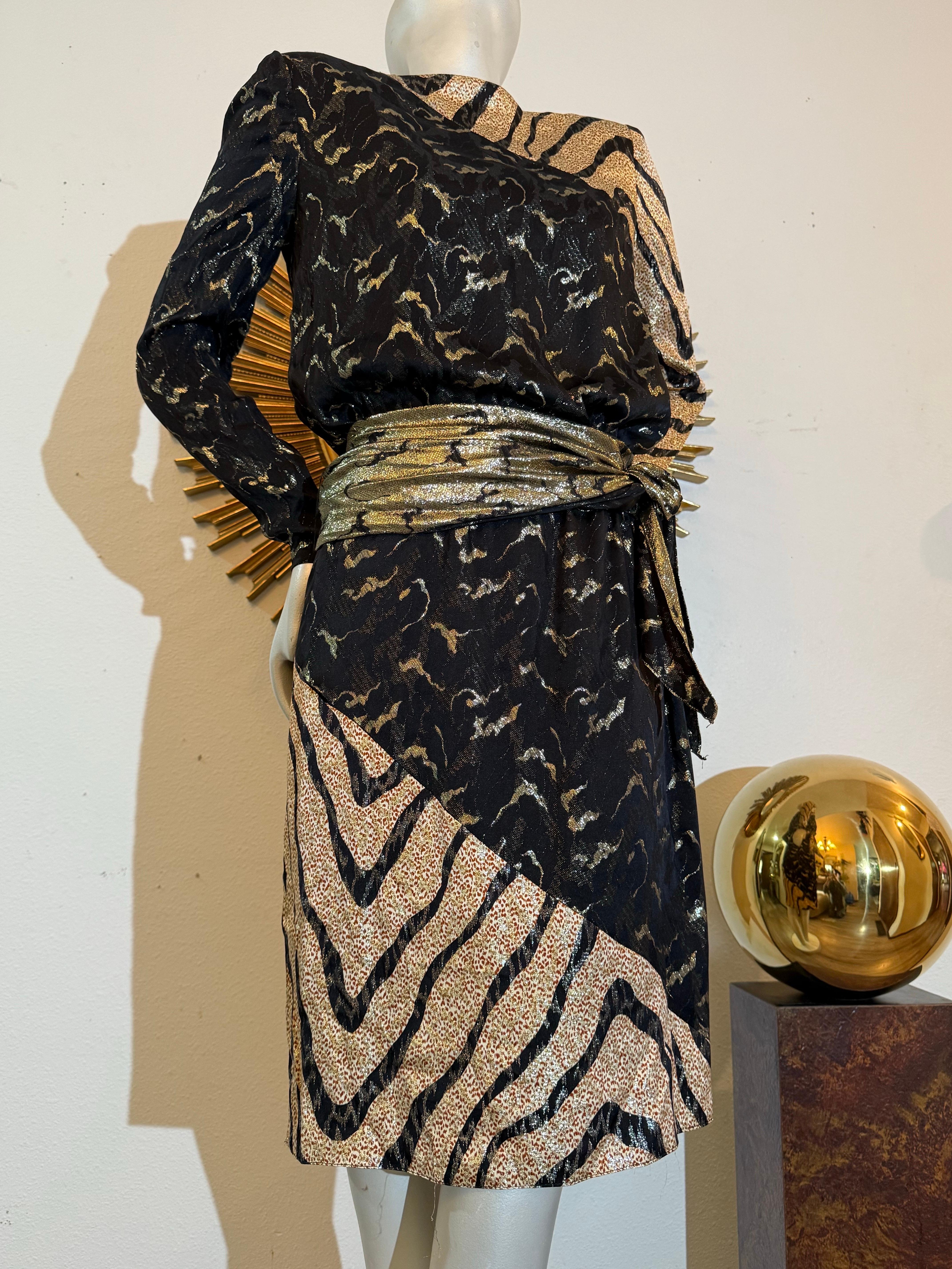 Noir 1992 - Bill Blass - Robe de cocktail en soie et lurex à motif animalier avec ceinture en vente