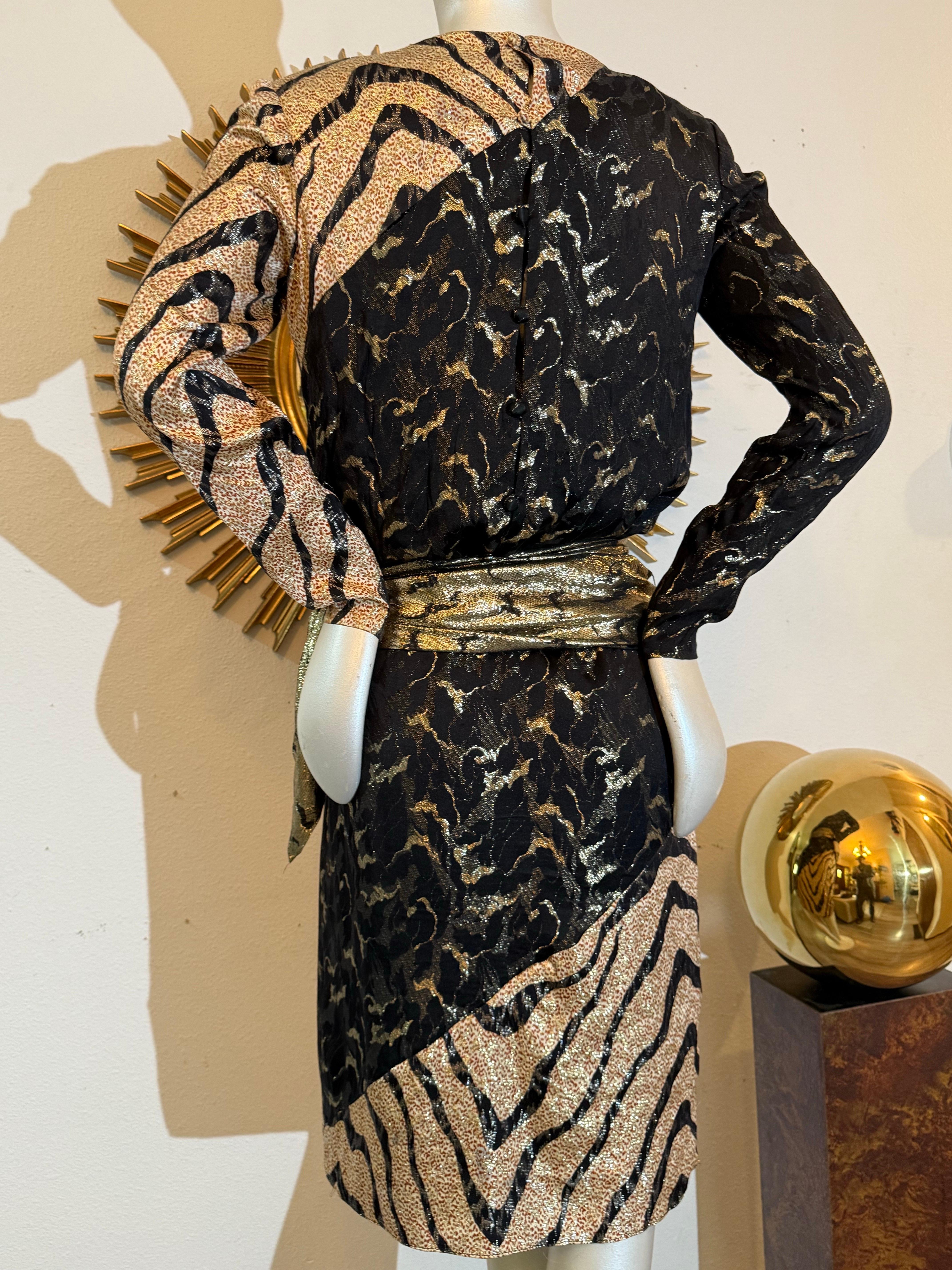 1992 - Bill Blass - Robe de cocktail en soie et lurex à motif animalier avec ceinture Excellent état - En vente à Gresham, OR