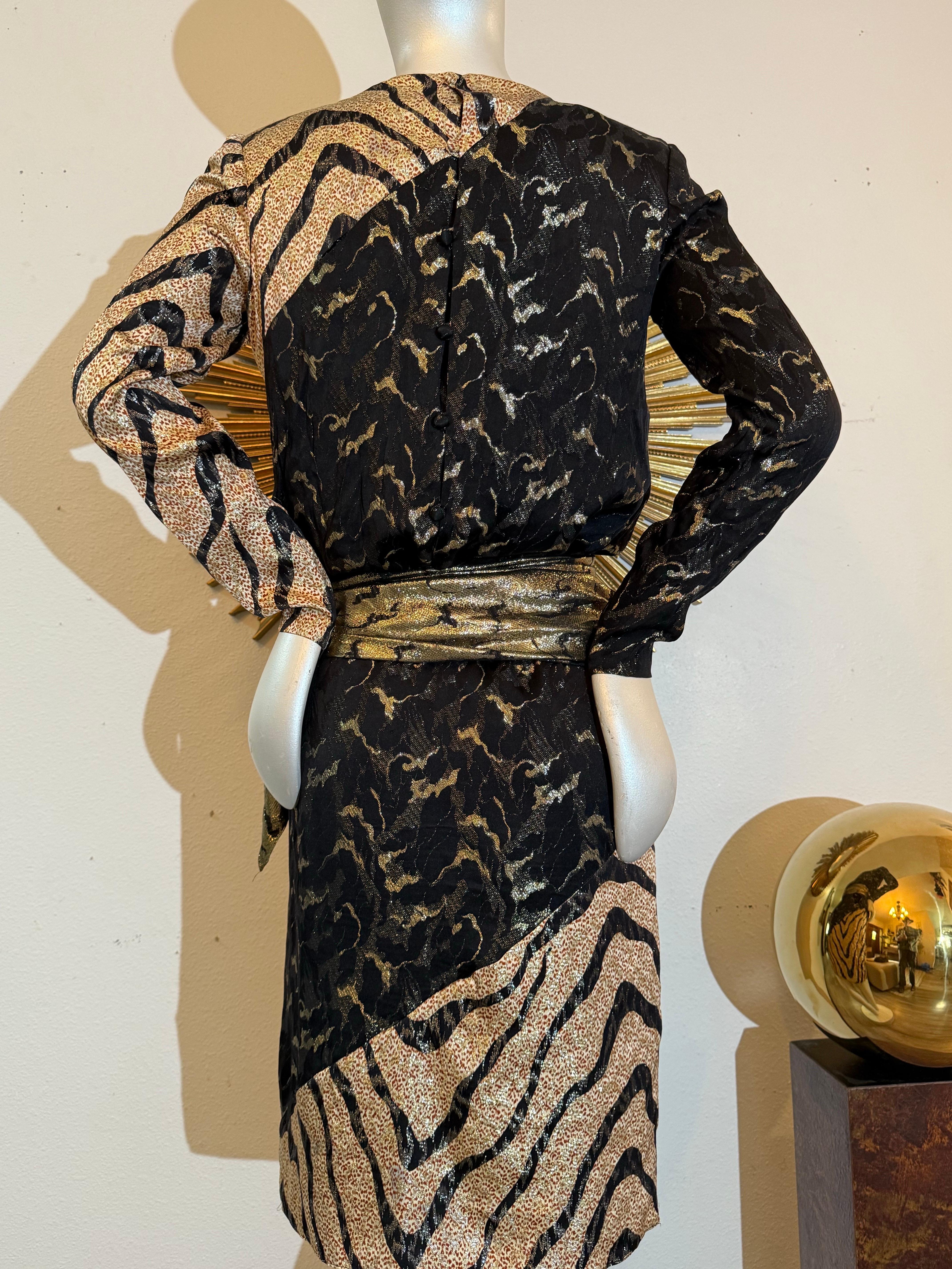 1992 - Bill Blass - Robe de cocktail en soie et lurex à motif animalier avec ceinture Pour femmes en vente