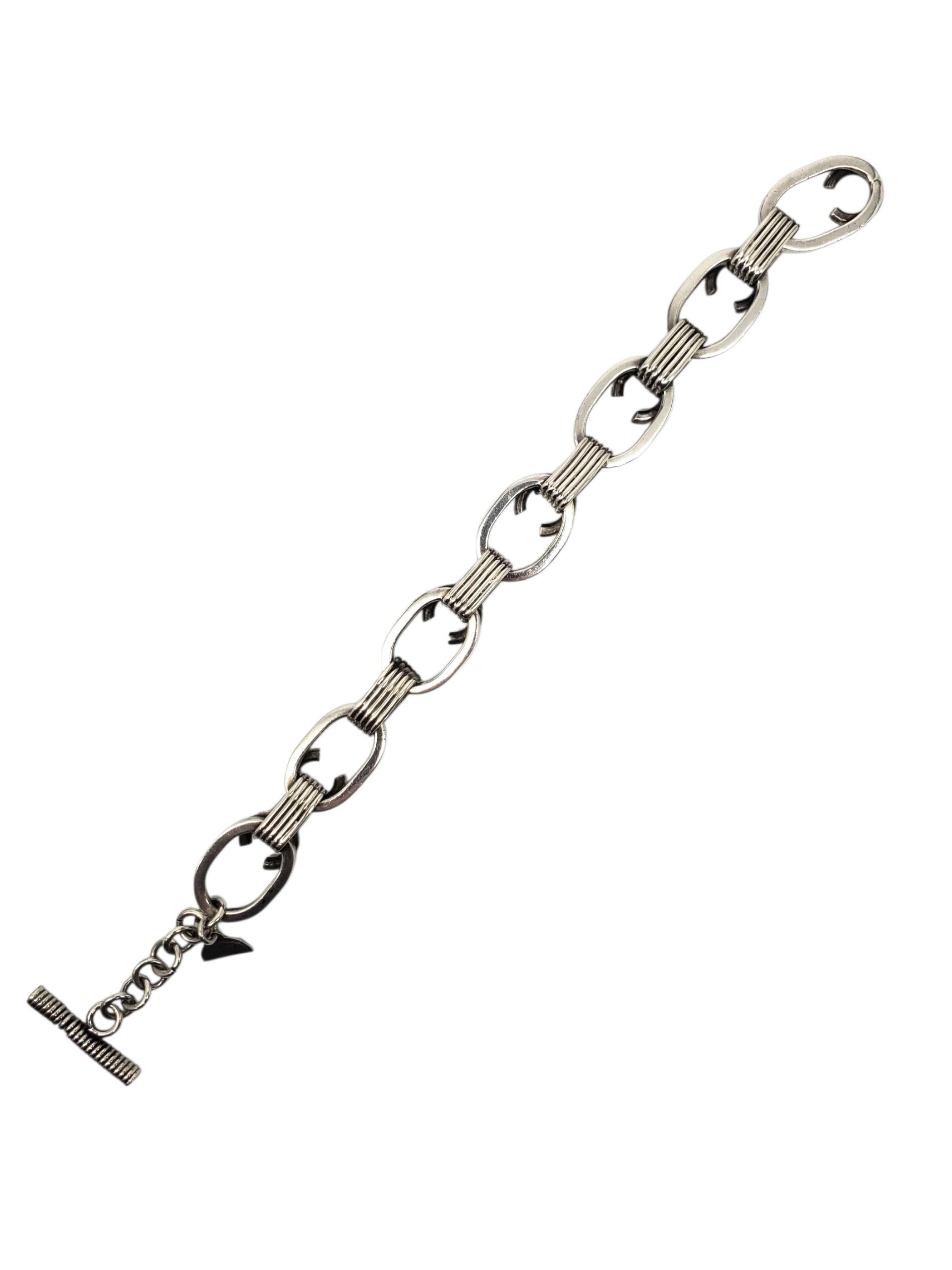 1992 Brenda Schoenfeld Plata de ley, Pulsera de eslabones ovalados -

Esta pulsera vintage Brenda Schoenfeld de plata de ley tiene un diseño de eslabones ovalados con detalles acanalados y un cierre basculante seguro.

Talla: Se adapta a un tamaño