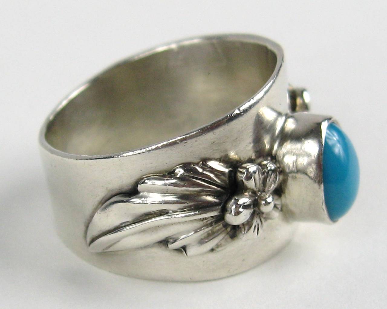 Center Bezel set turquoise stone set in this Carol Felley Ring
Size 7.5