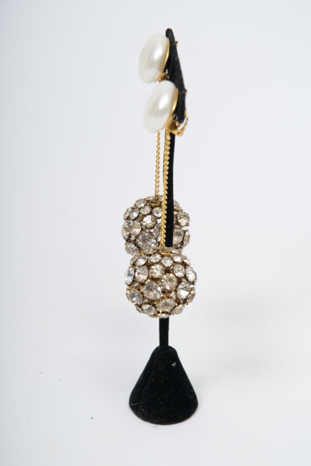 Moderne 1992 Boucles d'oreilles Chanel Ball and Ball Ball Ball avec perles et strass en vente