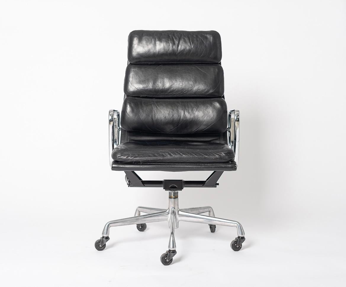 This authentic Eames for Herman Miller soft pad executive height office chair from the Aluminum Group Collection was manufactured in 1992. This classic mid century chair was first introduced in 1969 by Charles and Ray Eames as the luxury model of