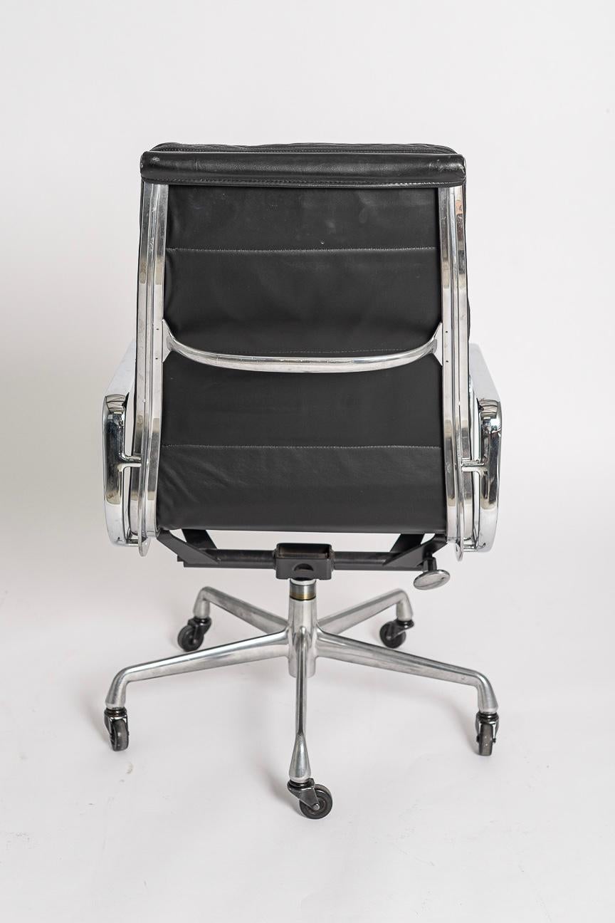 1992 Eames for Herman Miller Aluminum Group Soft Pad Office Chair In Good Condition In Detroit, MI