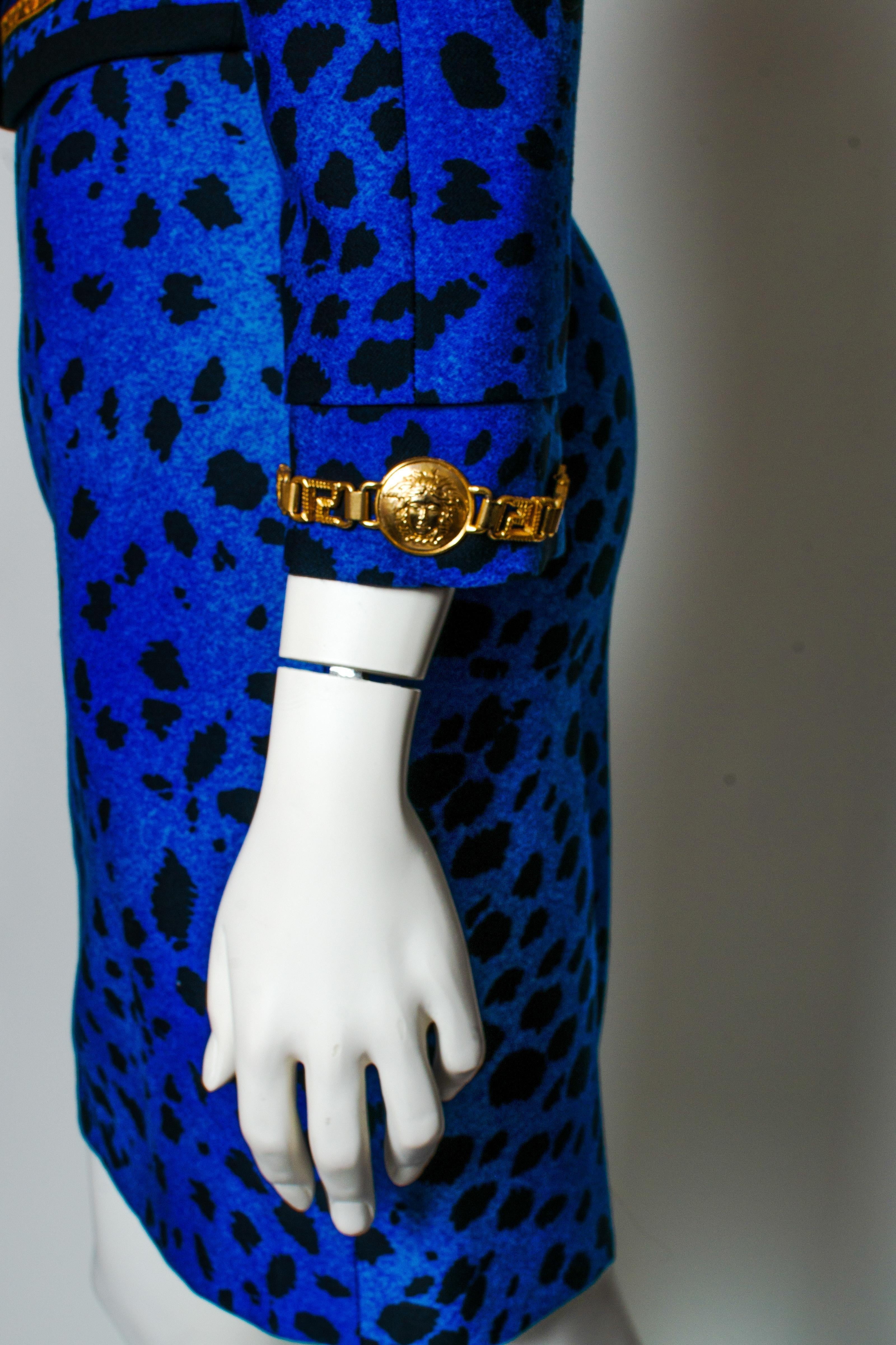 Violet Gianni Versace, tailleur jupe bleu baroque imprimé léopard avec poignets en chaîne dorée, 1992 en vente