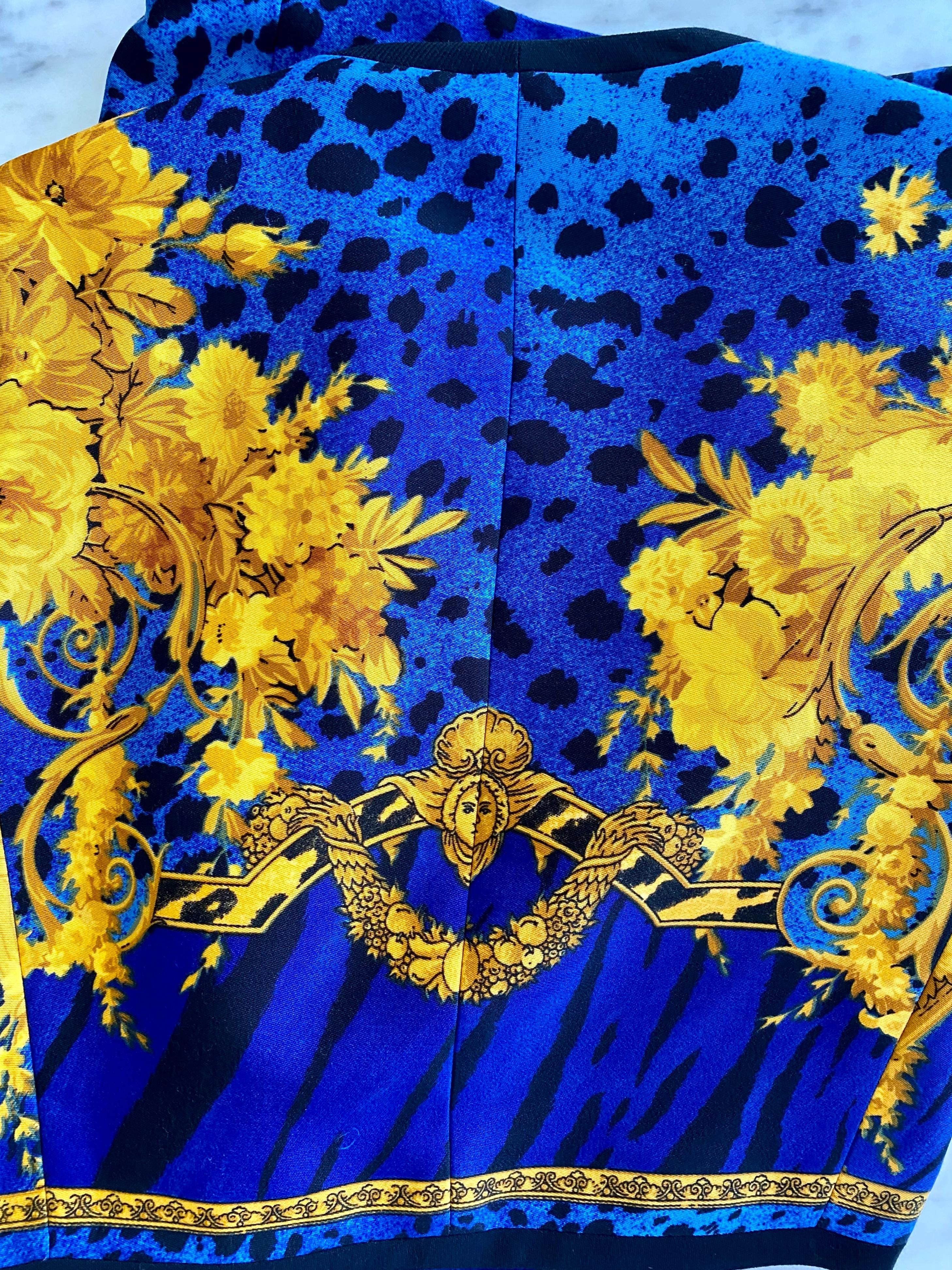 Gianni Versace, tailleur jupe bleu baroque imprimé léopard avec poignets en chaîne dorée, 1992 Bon état - En vente à West Hollywood, CA