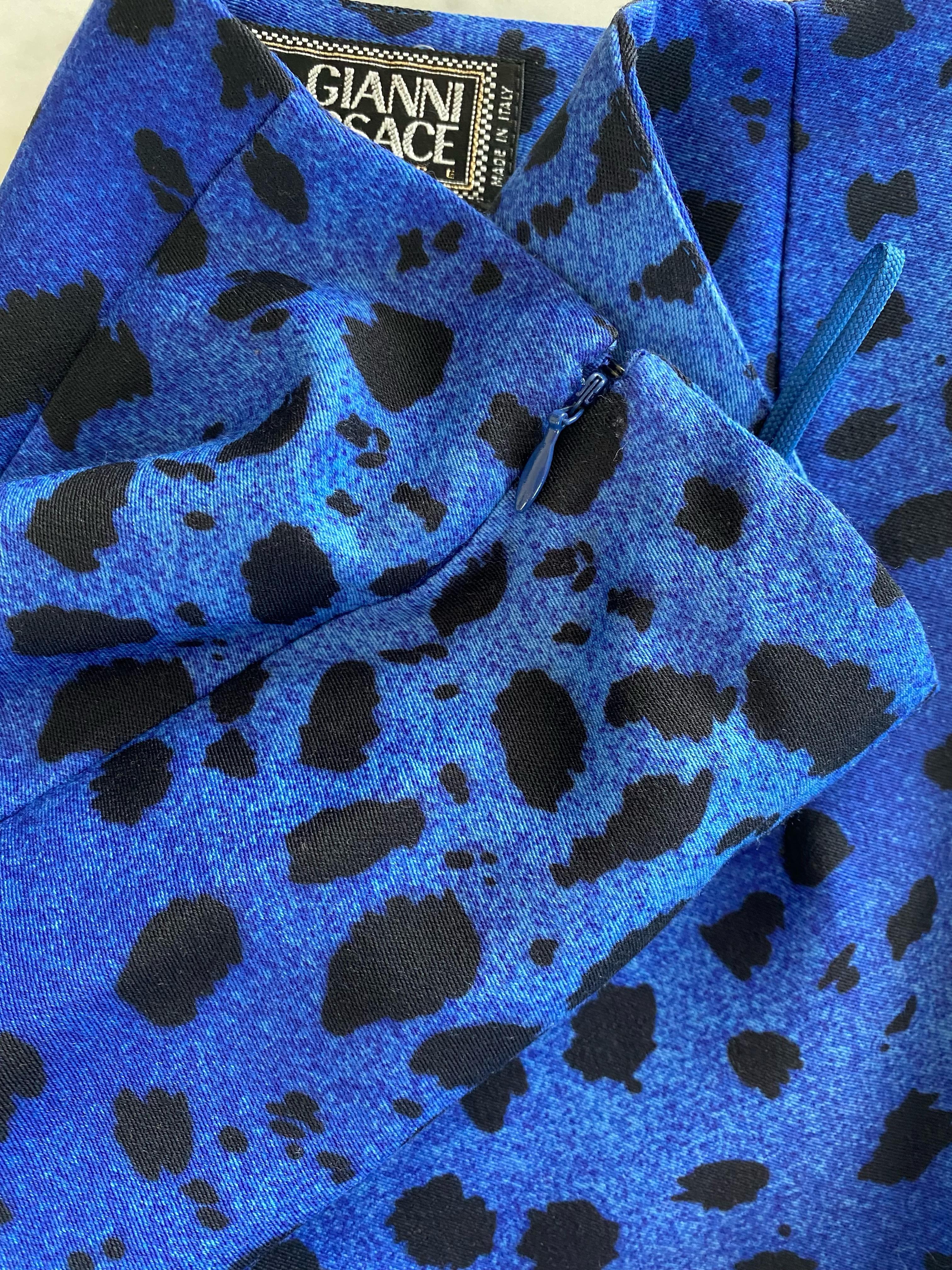 Gianni Versace, tailleur jupe bleu baroque imprimé léopard avec poignets en chaîne dorée, 1992 Pour femmes en vente