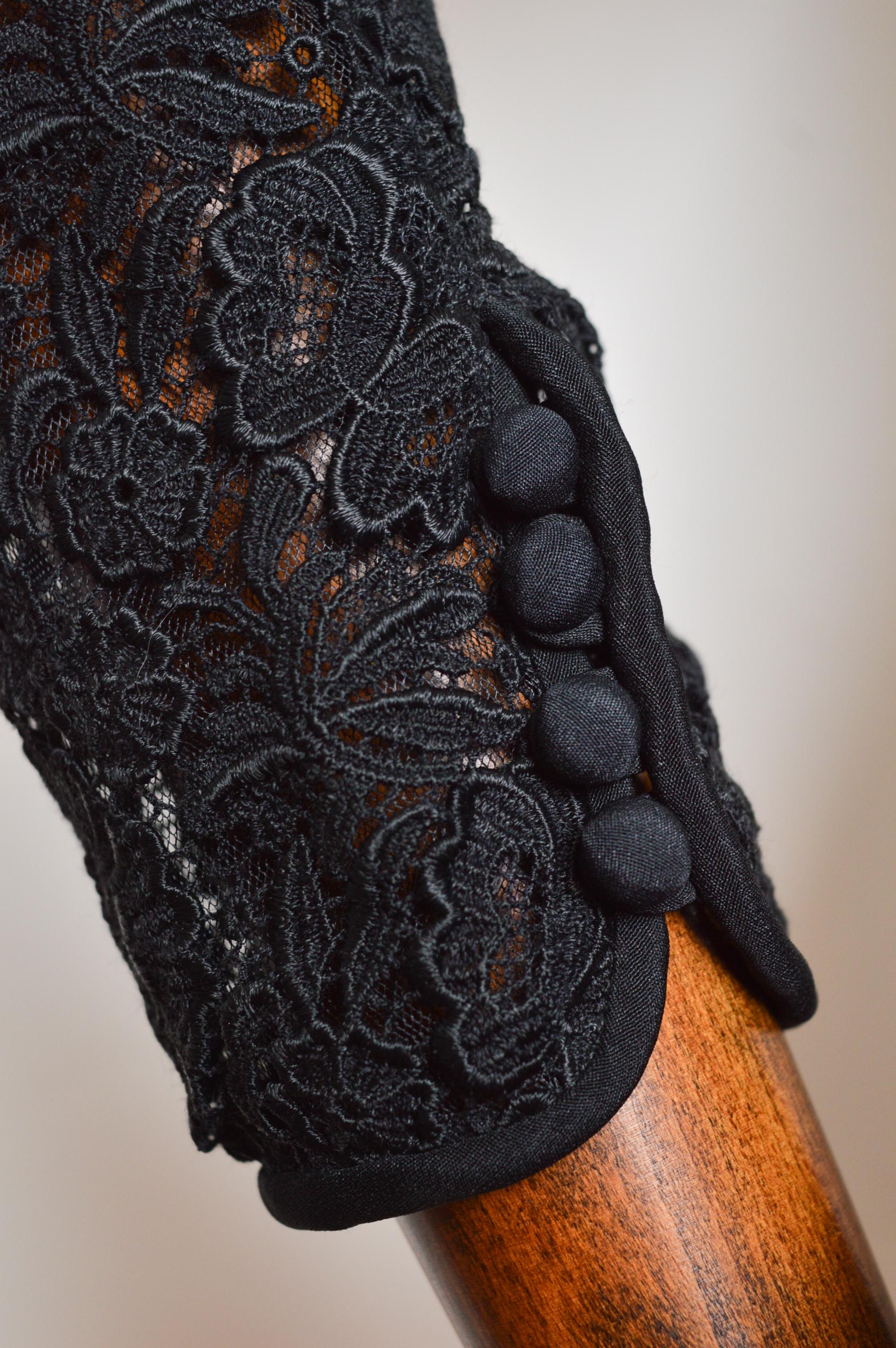 1992 GIANNI VERSACE Couture Laufsteg Kleid aus schwarzer Spitze und goldener Schnalle mit Hardware im Angebot 6