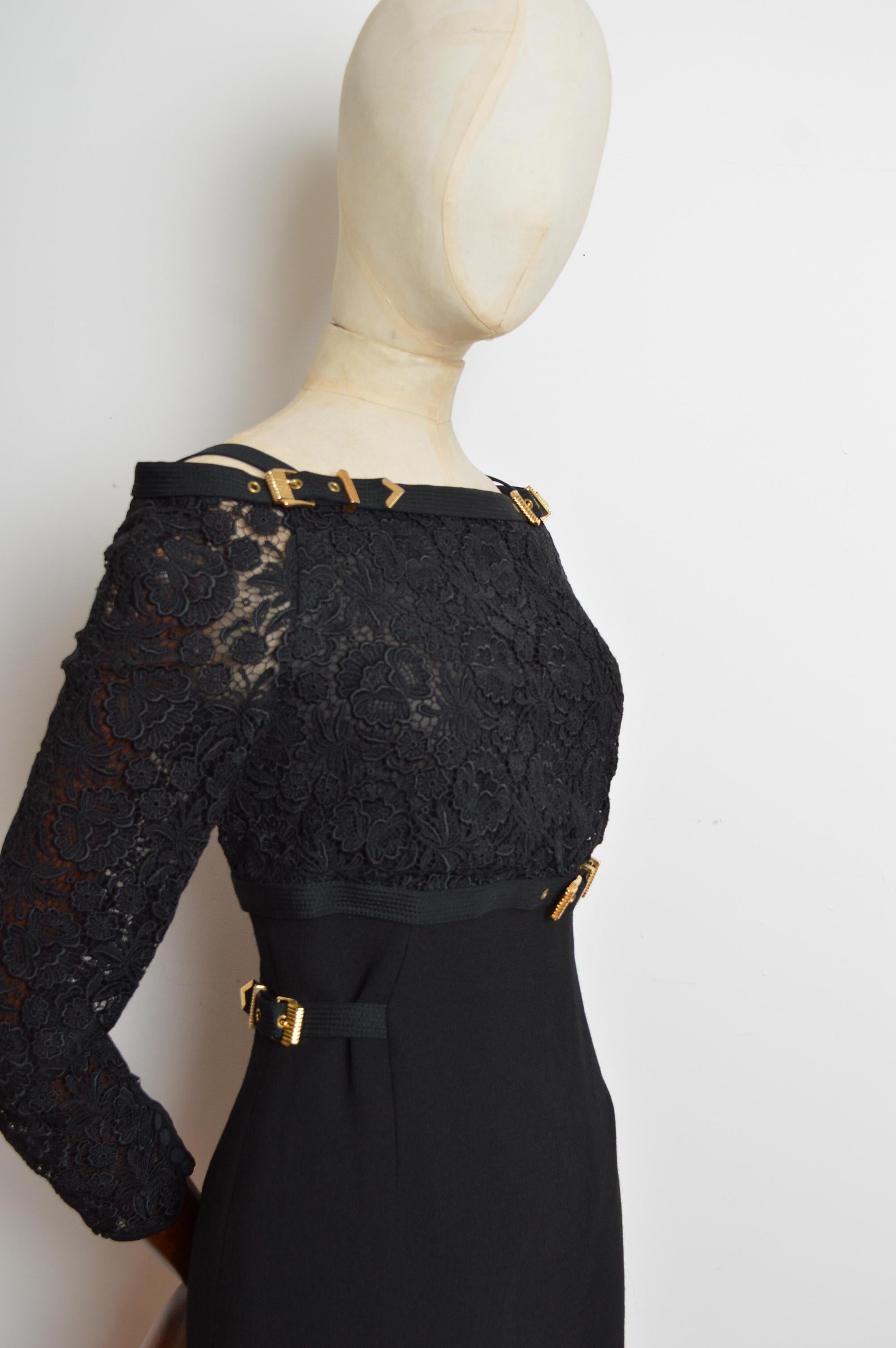 1992 GIANNI VERSACE Couture Laufsteg Kleid aus schwarzer Spitze und goldener Schnalle mit Hardware im Angebot 7