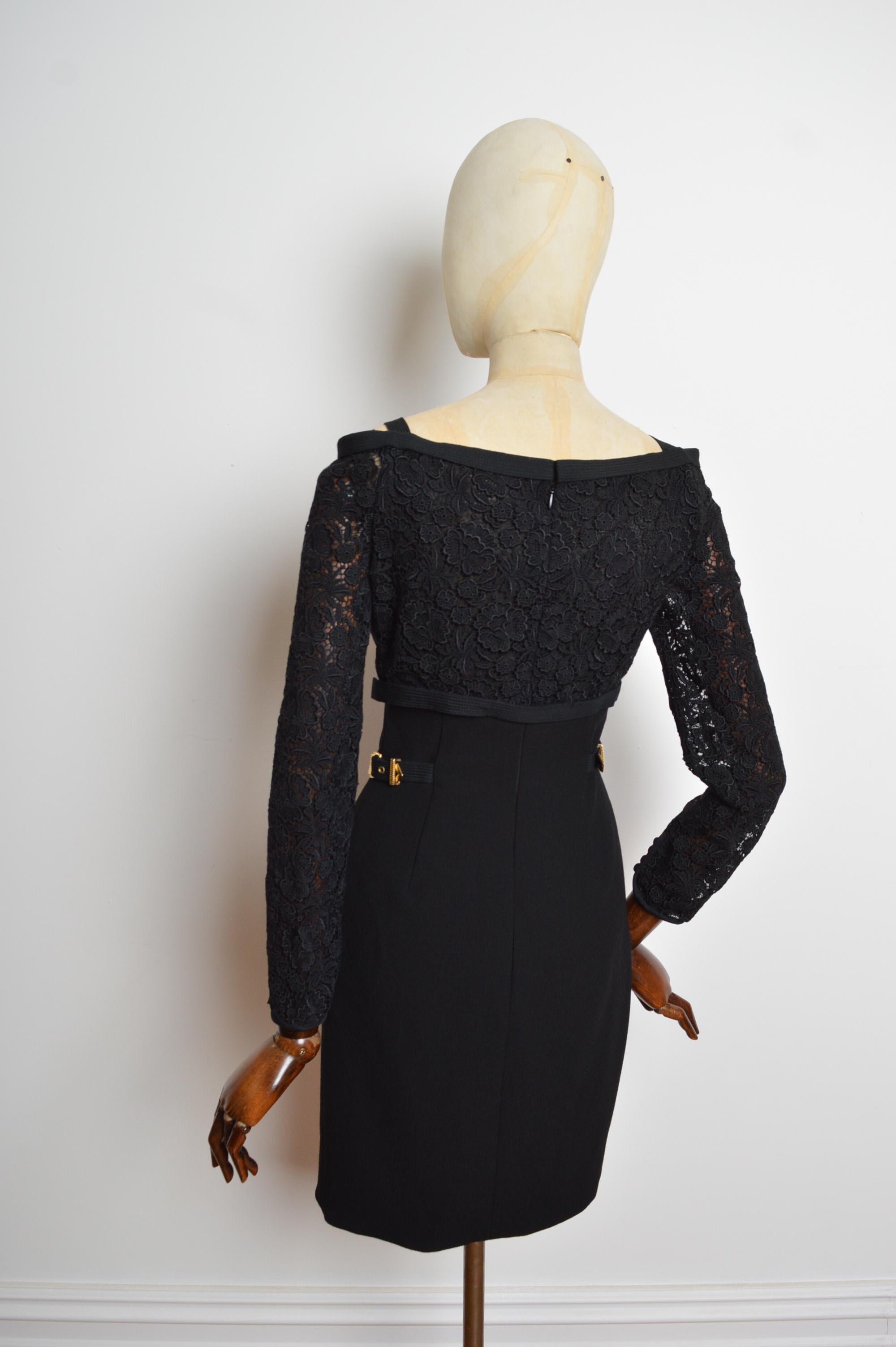 1992 GIANNI VERSACE Couture Laufsteg Kleid aus schwarzer Spitze und goldener Schnalle mit Hardware im Angebot 8