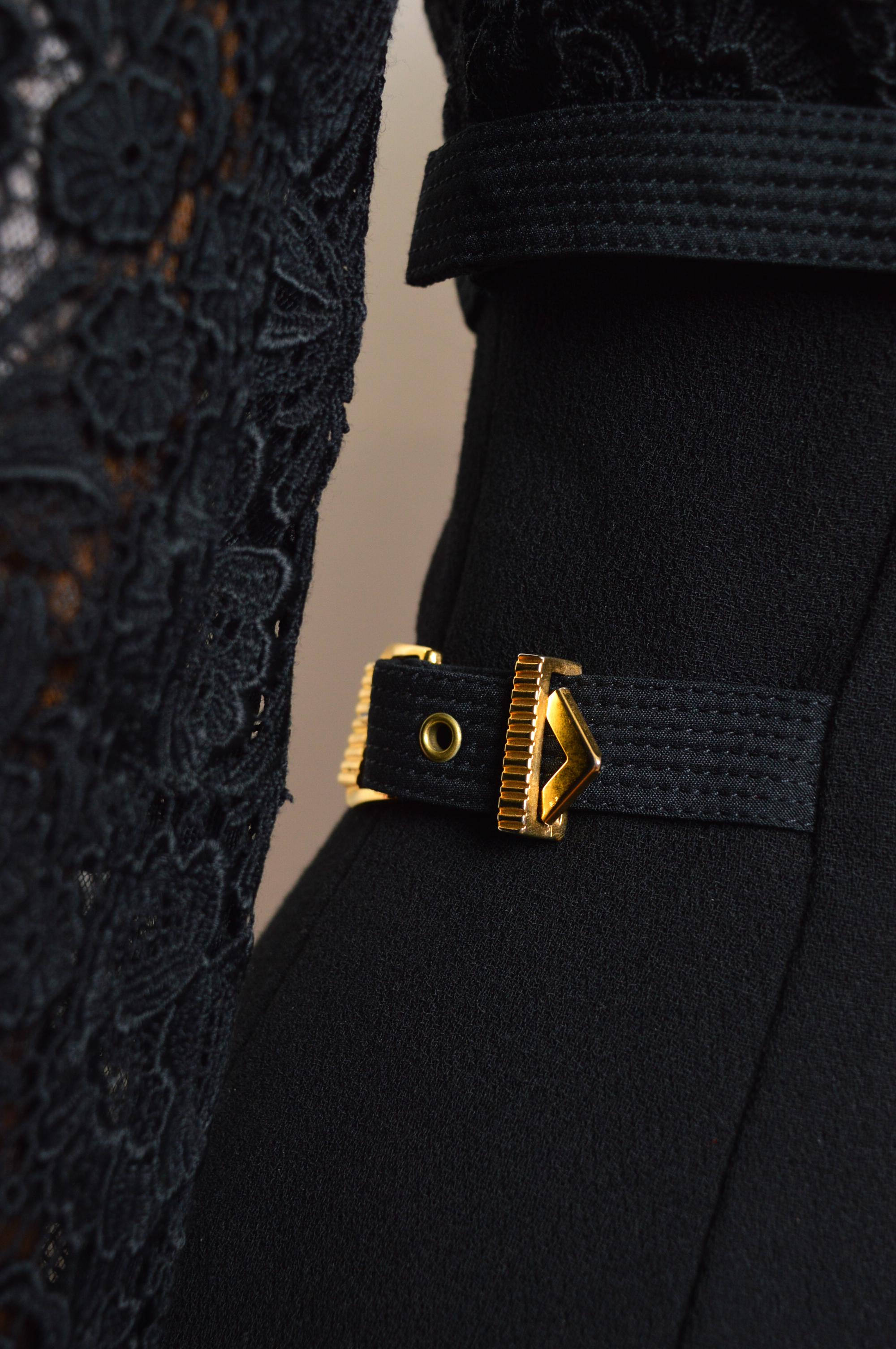 1992 GIANNI VERSACE Couture Laufsteg Kleid aus schwarzer Spitze und goldener Schnalle mit Hardware im Angebot 9